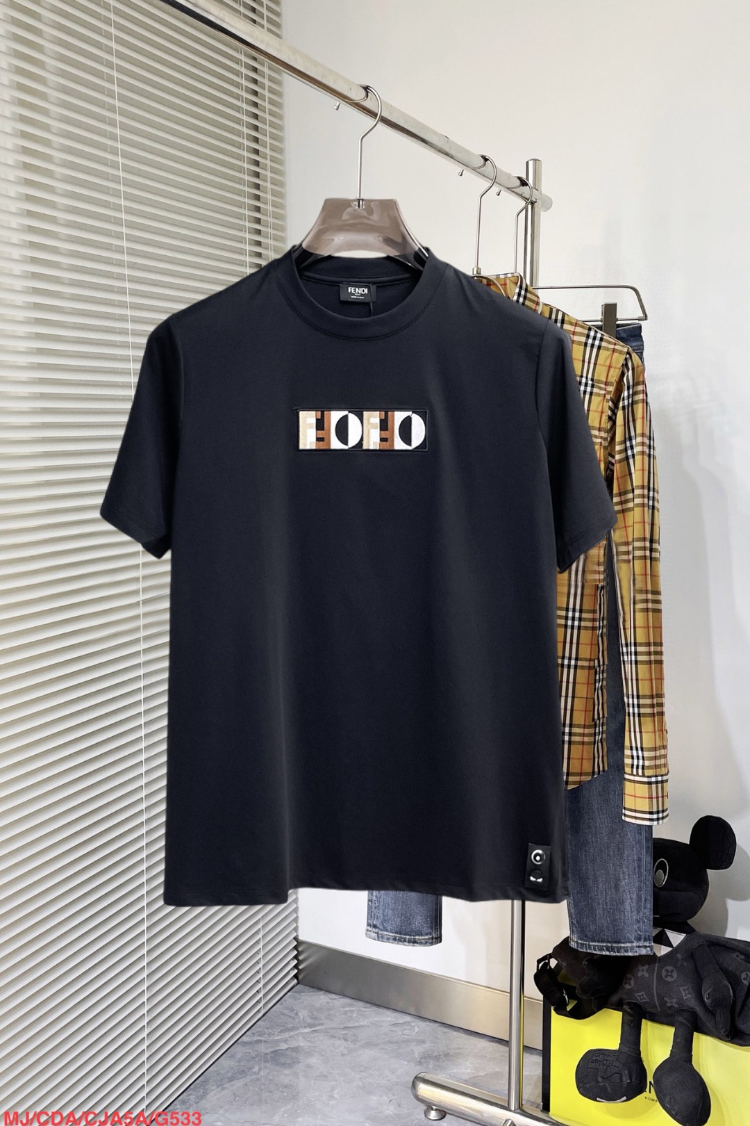 NO:860826,Fendi's top products 2026 spring and summer new debut counter latest short-sleeved round neck T-shirt, high-end customization, avant-garde and fashionable design!  The brand logo is designed with heavy craftsmanship. High-end customized 260g fabric. Soft to the touch. Comfortable to wear. Exquisite stitching at the counter level. Fine workmanship. The upper body effect is incomparably handsome!  A must-have item for a stylish man! 码数S-XXL,,fendi,T-shirt,tees，t-shirt,19860909芬迪 顶级货品2026春夏新款首发专柜最新款短袖圆领T恤 高端订制 设计前卫时尚！品牌logo重工艺设计 高端定制260克面料.手感柔软.穿着舒适.专柜级别精致车线.做工精细.上身效果无敌帅气！型男必备单品！码数S-XXL,,fendi,T-shirt,tees，t-shirt,,Men's clothing