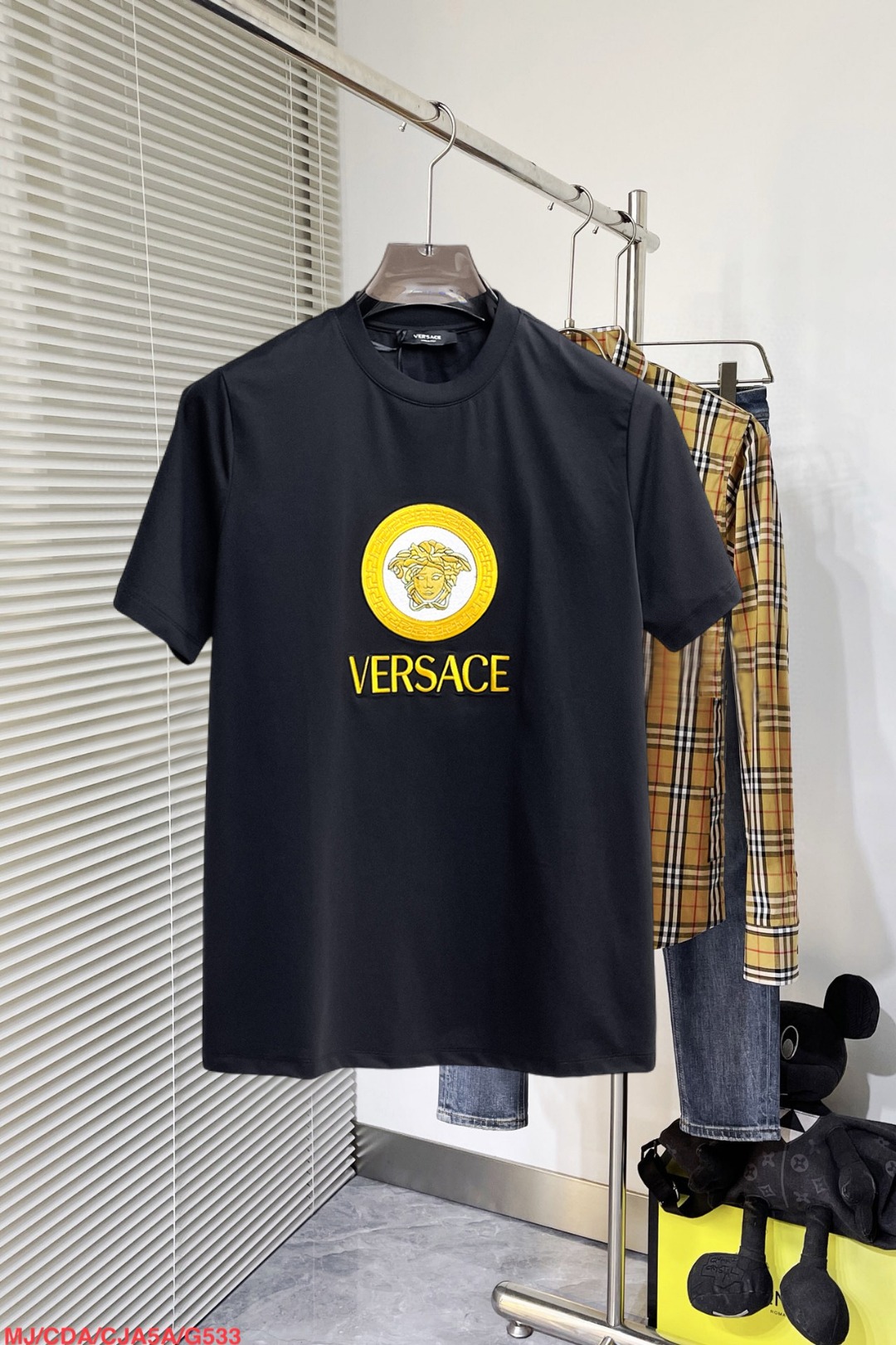 NO:860836,Versace's top products 2026 spring and summer new debut counter latest short-sleeved round neck T-shirt, high-end customization, avant-garde and fashionable design!  The brand logo is designed with heavy craftsmanship. High-end customized 260g fabric. Soft to the touch. Comfortable to wear. Exquisite stitching at the counter level. Fine workmanship. The upper body effect is incomparably handsome!  A must-have item for a stylish man!  Size S-XXL,,versace,T-shirt,tees,t-shirt,19860909范思哲 顶级货品2026春夏新款首发专柜最新款短袖圆领T恤 高端订制 设计前卫时尚！品牌logo重工艺设计 高端定制260克面料.手感柔软.穿着舒适.专柜级别精致车线.做工精细.上身效果无敌帅气！型男必备单品！码数S-XXL,,versace,T-shirt,tees，t-shirt,,Men's clothing