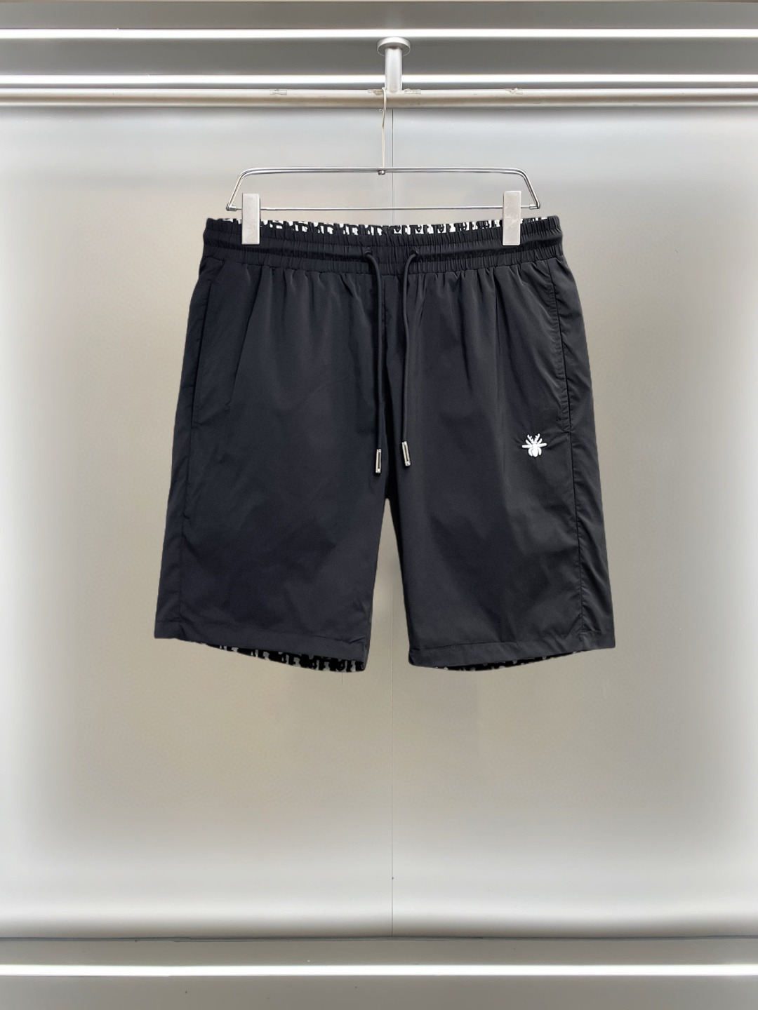 NO:855794,Dior 2026ss summer new original counter casual shorts, luxury classic brand original LOGO accessories, counter best-selling model. Very comfortable to wear, low-key yet luxurious, very classy to wear. Needless to say the trousers style and tailoring. The upper body is exquisite and high-end, first-class and top-quality materials. Really palace-level casual pants. The cotton of Turkey is of outstanding quality. After heavy washing, the pants are very soft!  Don't be picky. The upper body is absolutely stylish and extremely luxurious. Please state your height and weight when placing an order for sizes M-3XL.,,dior,shorts,19860909迪奥 2026ss夏季新款原单专柜休闲短裤,奢华经典品牌原版LOGO配饰 专柜热销款 身穿着非常舒适 低调不失奢华 穿出去非常有档次 裤型款式和裁剪亦无需多言 上身精致跃然高档一等一顶级质料 真正殿堂级的休闲裤 选用土耳其的棉花品质卓然,经过重水洗使得裤子很柔软！不挑人 上身绝对的有型 极度奢华. 尺码M-3XL下单报身高体重.,,dior,shorts,,Men's clothing
