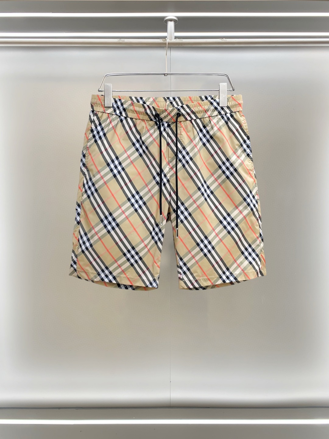 NO:855802,Burberry 2026ss summer new original counter casual shorts, luxury classic brand original LOGO accessories, counter best-selling model. Very comfortable to wear, low-key yet luxurious, very classy to wear. Needless to say the trousers style and tailoring. The upper body is exquisite and high-end, first-class and top-quality materials. Really palace-level casual pants. The cotton of Turkey is of outstanding quality. After heavy washing, the pants are very soft!  Don't be picky. The upper body is absolutely stylish and extremely luxurious. Please quote your height and weight when ordering sizes M-3XL.,,burberry,shorts,19860909巴宝莉 2026ss夏季新款原单专柜休闲短裤,奢华经典品牌原版LOGO配饰 专柜热销款 身穿着非常舒适 低调不失奢华 穿出去非常有档次 裤型款式和裁剪亦无需多言 上身精致跃然高档一等一顶级质料 真正殿堂级的休闲裤 选用土耳其的棉花品质卓然,经过重水洗使得裤子很柔软！不挑人 上身绝对的有型 极度奢华. 尺码M-3XL下单报身高体重.,,burberry,shorts,,Men's clothing
