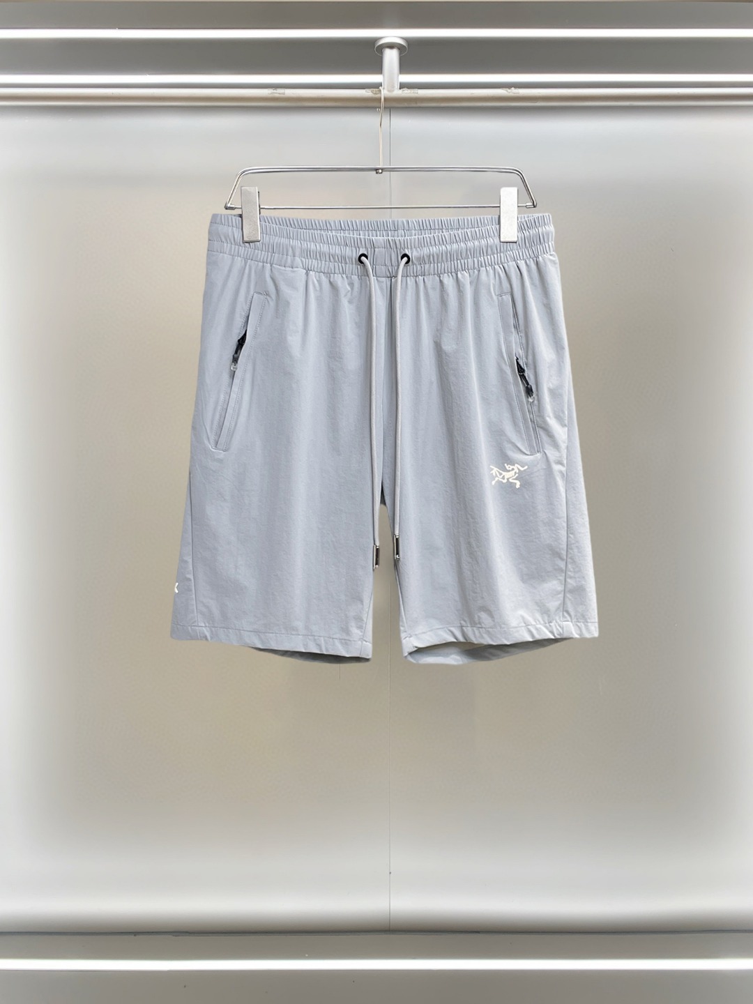 NO:855810,Arc'teryx 2026ss summer new original counter casual shorts, luxury classic brand original LOGO accessories, counter best-selling model, very comfortable to wear, low-key yet luxurious, very classy to wear. Needless to say, the trousers style and tailoring. The upper body is exquisite and high-end, first-class and top-quality materials. Really palace-level casual pants. The cotton of Türkiye is of outstanding quality. After heavy washing, the pants are very soft!  Don't be picky, the upper body is absolutely stylish and extremely luxurious. Please state your height and weight when placing an order for sizes M-3XL.,arc'teryx,shorts,19860909始祖鸟 2026ss夏季新款原单专柜休闲短裤,奢华经典品牌原版LOGO配饰 专柜热销款 身穿着非常舒适 低调不失奢华 穿出去非常有档次 裤型款式和裁剪亦无需多言 上身精致跃然高档一等一顶级质料 真正殿堂级的休闲裤 选用土耳其的棉花品质卓然,经过重水洗使得裤子很柔软！不挑人 上身绝对的有型 极度奢华. 尺码M-3XL下单报身高体重.,arc'teryx,shorts,,Men's clothing
