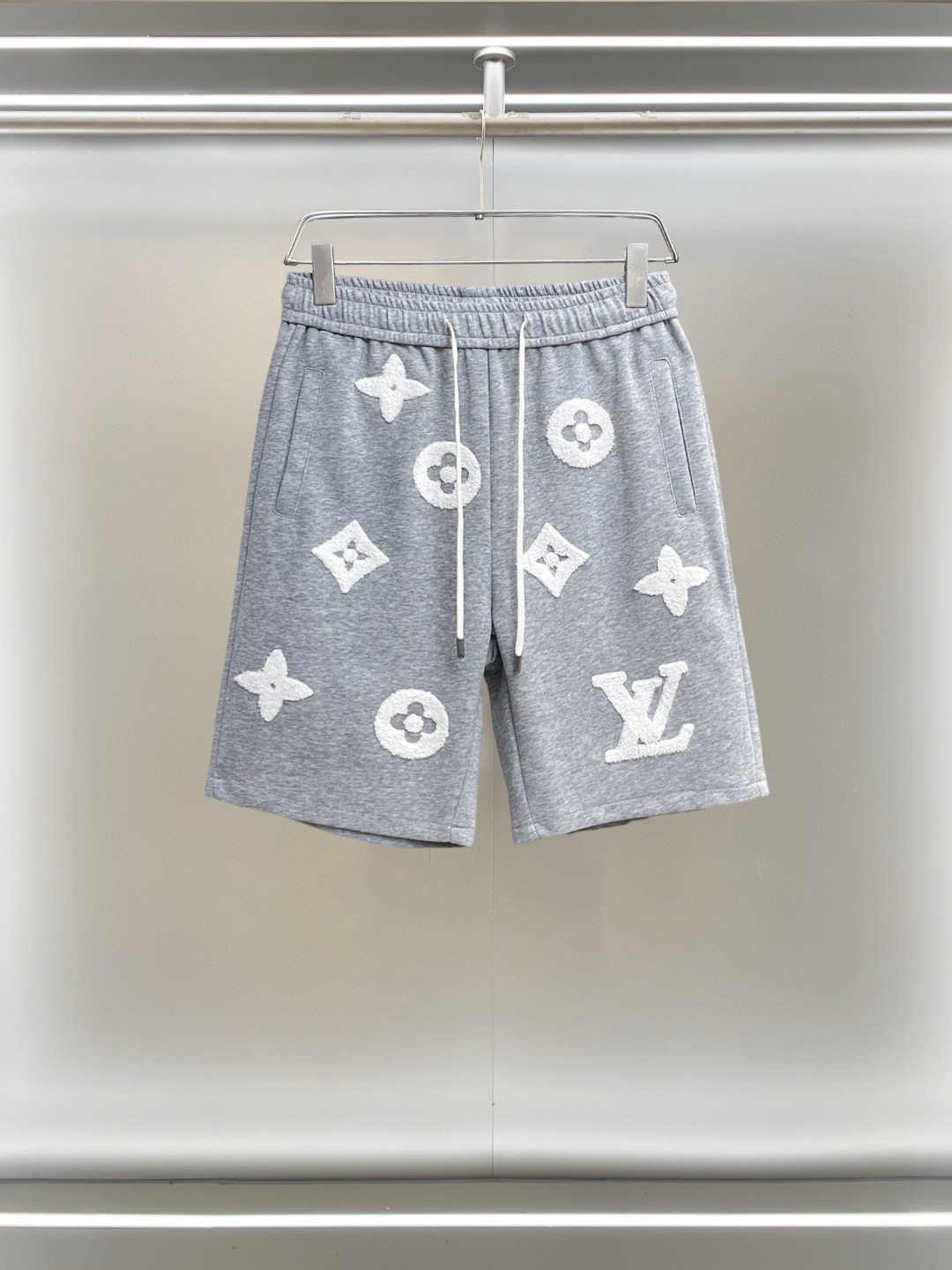 NO:855818,lv 2026ss summer new original counter casual shorts, luxury classic brand original LOGO accessories, counter best-selling model, very comfortable to wear, low-key yet luxurious, very classy to wear. Needless to say the trousers style and tailoring, the upper body is exquisite and high-end, first-class and top-quality materials. Really palace-level casual pants. The cotton of Turkey is selected for its outstanding quality. After heavy washing, the pants are very soft!  Don't be picky. The upper body is absolutely stylish and extremely luxurious. Please quote your height and weight when ordering sizes M-3XL.,,louis vuitton,shorts,19860909lv 2026ss夏季新款原单专柜休闲短裤,奢华经典品牌原版LOGO配饰 专柜热销款 身穿着非常舒适 低调不失奢华 穿出去非常有档次 裤型款式和裁剪亦无需多言 上身精致跃然高档一等一顶级质料 真正殿堂级的休闲裤 选用土耳其的棉花品质卓然,经过重水洗使得裤子很柔软！不挑人 上身绝对的有型 极度奢华. 尺码M-3XL下单报身高体重.,,louis vuitton,shorts,,Men's clothing