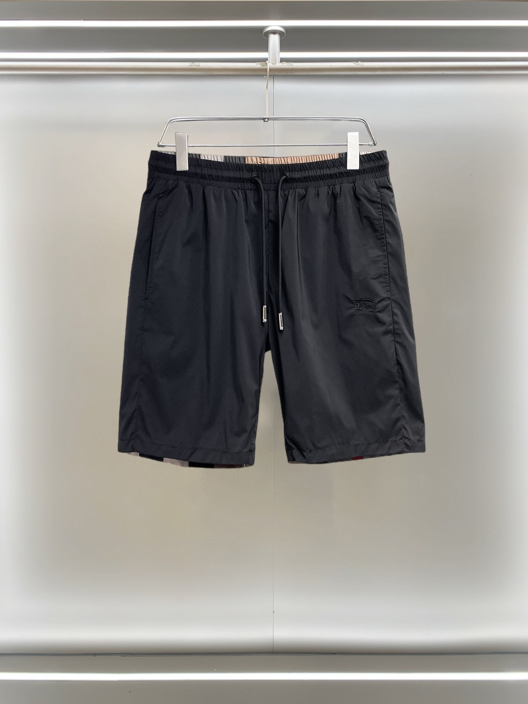 NO:855825,Burberry 2026ss summer new original counter casual shorts, luxury classic brand original LOGO accessories, counter best-selling model. Very comfortable to wear, low-key yet luxurious, very classy to wear. Needless to say the trousers style and tailoring. The upper body is exquisite and high-end, first-class and top-quality materials. Really palace-level casual pants. The cotton of Turkey is of outstanding quality. After heavy washing, the pants are very soft!  Don't be picky. The upper body is absolutely stylish and extremely luxurious. Please quote your height and weight when ordering sizes M-3XL.,,burberry,shorts,19860909巴宝莉 2026ss夏季新款原单专柜休闲短裤,奢华经典品牌原版LOGO配饰 专柜热销款 身穿着非常舒适 低调不失奢华 穿出去非常有档次 裤型款式和裁剪亦无需多言 上身精致跃然高档一等一顶级质料 真正殿堂级的休闲裤 选用土耳其的棉花品质卓然,经过重水洗使得裤子很柔软！不挑人 上身绝对的有型 极度奢华. 尺码M-3XL下单报身高体重.,,burberry,shorts,,Men's clothing