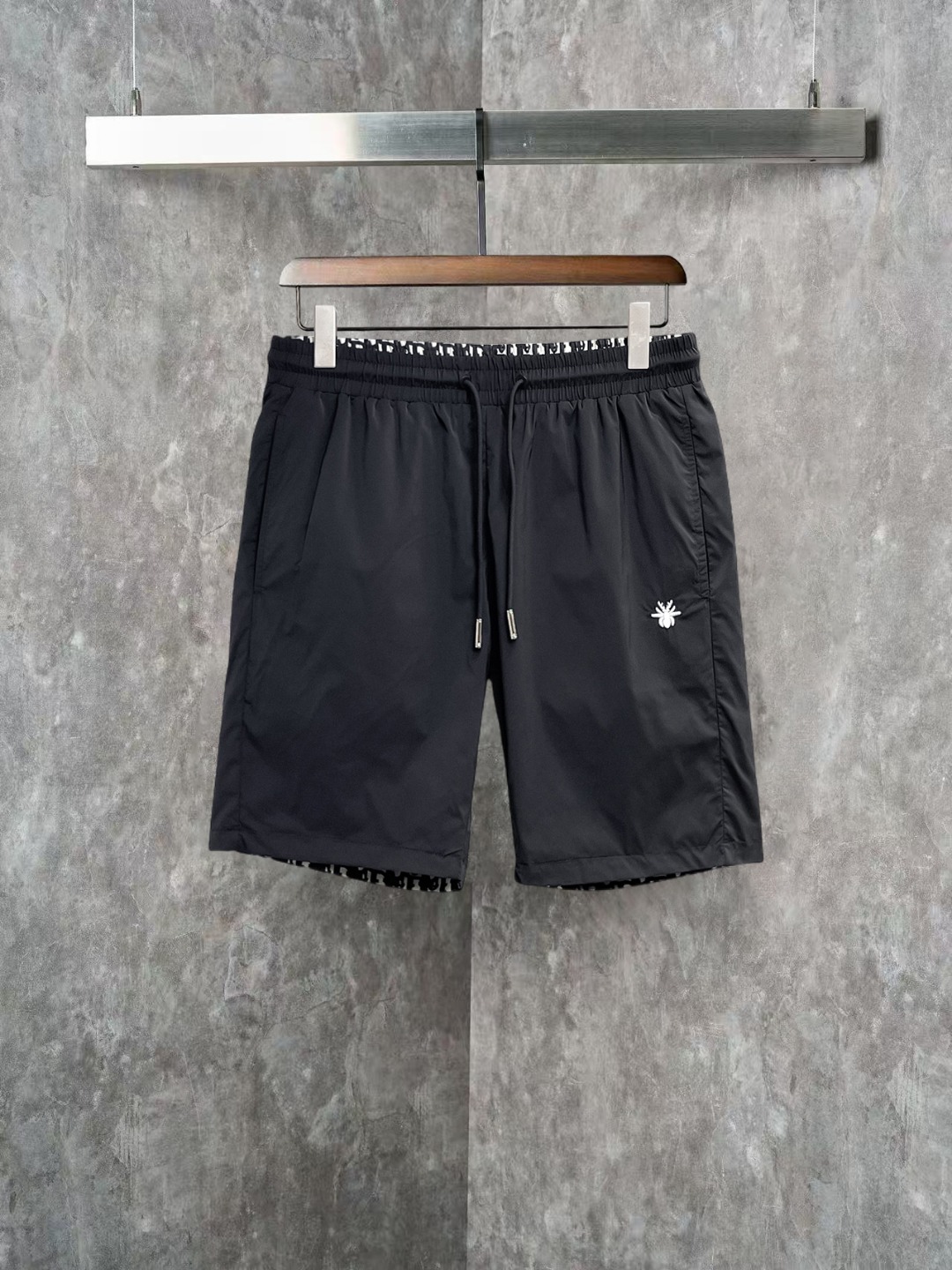 NO:855692,Dior 2026ss summer new original counter casual shorts, luxury classic brand original LOGO accessories, counter best-selling model. Very comfortable to wear, low-key yet luxurious, very classy to wear. Needless to say the trousers style and tailoring. The upper body is exquisite and high-end, first-class and top-quality materials. Really palace-level casual pants. The cotton of Turkey is of outstanding quality. After heavy washing, the pants are very soft!  Don't be picky. The upper body is absolutely stylish and extremely luxurious. Please state your height and weight when placing an order for sizes M-3XL.,,dior,shorts,19860909迪奥 2026ss夏季新款原单专柜休闲短裤,奢华经典品牌原版LOGO配饰 专柜热销款 身穿着非常舒适 低调不失奢华 穿出去非常有档次 裤型款式和裁剪亦无需多言 上身精致跃然高档一等一顶级质料 真正殿堂级的休闲裤 选用土耳其的棉花品质卓然,经过重水洗使得裤子很柔软！不挑人 上身绝对的有型 极度奢华. 尺码M-3XL下单报身高体重.,,dior,shorts,,Men's clothing