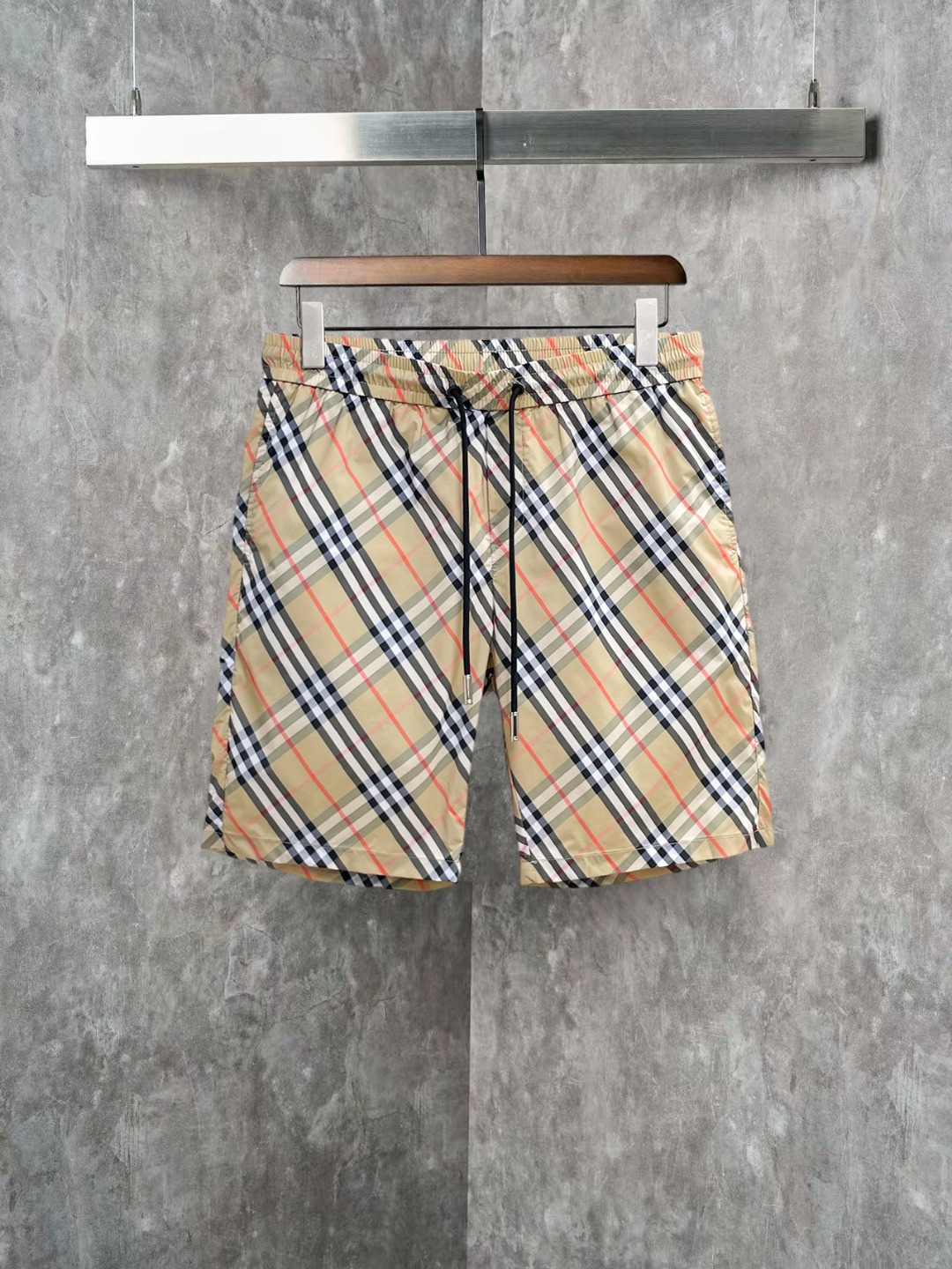 NO:855629,Burberry 2026ss summer new original counter casual shorts, luxury classic brand original LOGO accessories, counter best-selling model. Very comfortable to wear, low-key yet luxurious, very classy to wear. Needless to say the trousers style and tailoring. The upper body is exquisite and high-end, first-class and top-quality materials. Really palace-level casual pants. The cotton of Turkey is of outstanding quality. After heavy washing, the pants are very soft!  Don't be picky. The upper body is absolutely stylish and extremely luxurious. Please quote your height and weight when ordering sizes M-3XL.,,burberry,shorts,19860909巴宝莉 2026ss夏季新款原单专柜休闲短裤,奢华经典品牌原版LOGO配饰 专柜热销款 身穿着非常舒适 低调不失奢华 穿出去非常有档次 裤型款式和裁剪亦无需多言 上身精致跃然高档一等一顶级质料 真正殿堂级的休闲裤 选用土耳其的棉花品质卓然,经过重水洗使得裤子很柔软！不挑人 上身绝对的有型 极度奢华. 尺码M-3XL下单报身高体重.,,burberry,shorts,,Men's clothing