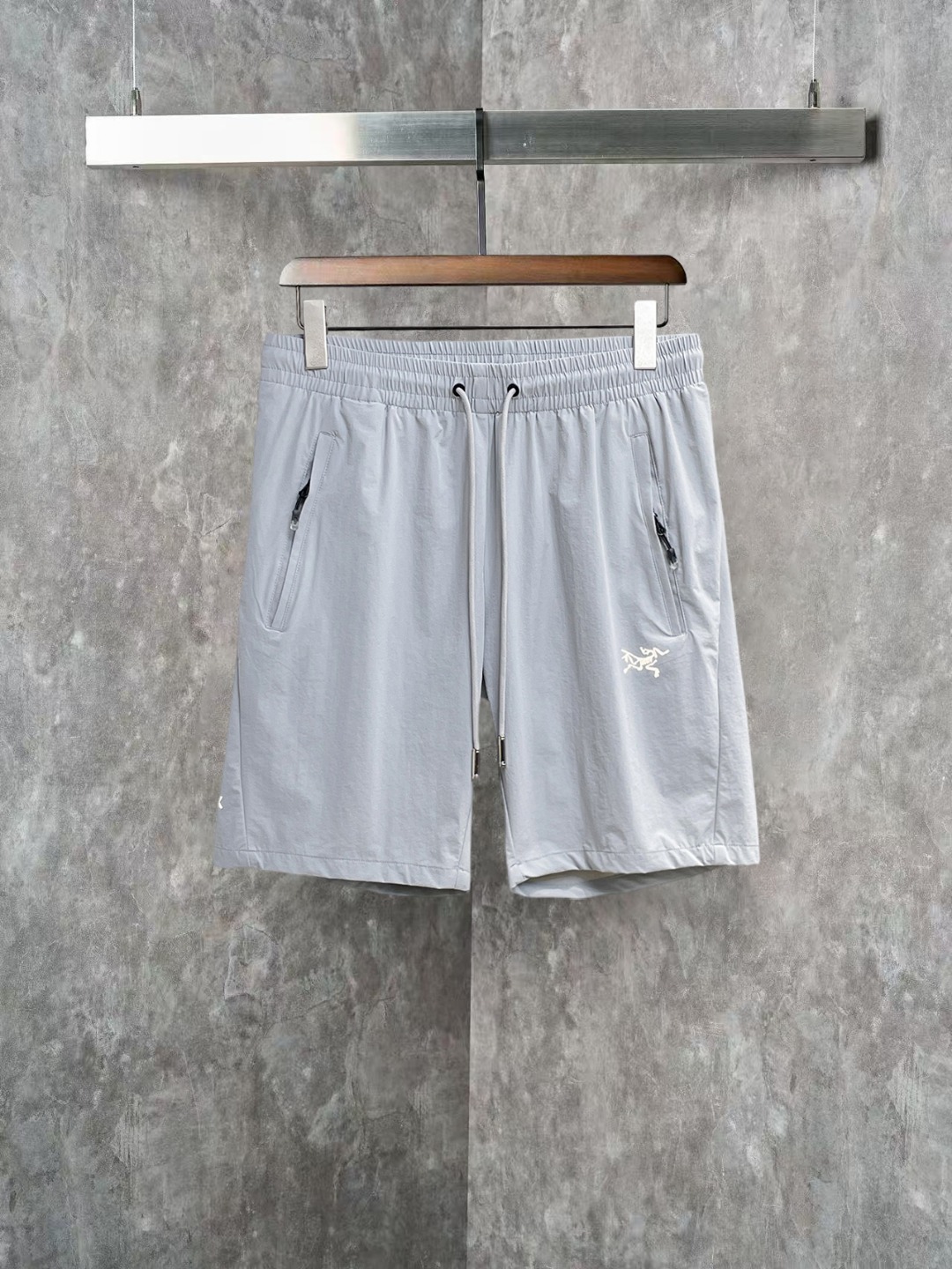NO:855638,Arc'teryx 2026ss summer new original counter casual shorts, luxury classic brand original LOGO accessories, counter best-selling model, very comfortable to wear, low-key yet luxurious, very classy to wear. Needless to say, the trousers style and tailoring. The upper body is exquisite and high-end, first-class and top-quality materials. Really palace-level casual pants. The cotton of Türkiye is of outstanding quality. After heavy washing, the pants are very soft!  Don't be picky, the upper body is absolutely stylish and extremely luxurious. Please state your height and weight when placing an order for sizes M-3XL.,arc'teryx,shorts,19860909始祖鸟 2026ss夏季新款原单专柜休闲短裤,奢华经典品牌原版LOGO配饰 专柜热销款 身穿着非常舒适 低调不失奢华 穿出去非常有档次 裤型款式和裁剪亦无需多言 上身精致跃然高档一等一顶级质料 真正殿堂级的休闲裤 选用土耳其的棉花品质卓然,经过重水洗使得裤子很柔软！不挑人 上身绝对的有型 极度奢华. 尺码M-3XL下单报身高体重.,arc'teryx,shorts,,Men's clothing