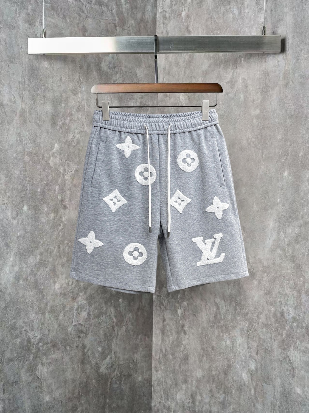 NO:855646,lv 2026ss summer new original counter casual shorts, luxury classic brand original LOGO accessories, counter best-selling model, very comfortable to wear, low-key yet luxurious, very classy to wear. Needless to say the trousers style and tailoring, the upper body is exquisite and high-end, first-class and top-quality materials. Really palace-level casual pants. The cotton of Turkey is selected for its outstanding quality. After heavy washing, the pants are very soft!  Don't be picky. The upper body is absolutely stylish and extremely luxurious. Please quote your height and weight when ordering sizes M-3XL.,,louis vuitton,shorts,19860909lv 2026ss夏季新款原单专柜休闲短裤,奢华经典品牌原版LOGO配饰 专柜热销款 身穿着非常舒适 低调不失奢华 穿出去非常有档次 裤型款式和裁剪亦无需多言 上身精致跃然高档一等一顶级质料 真正殿堂级的休闲裤 选用土耳其的棉花品质卓然,经过重水洗使得裤子很柔软！不挑人 上身绝对的有型 极度奢华. 尺码M-3XL下单报身高体重.,,louis vuitton,shorts,,Men's clothing