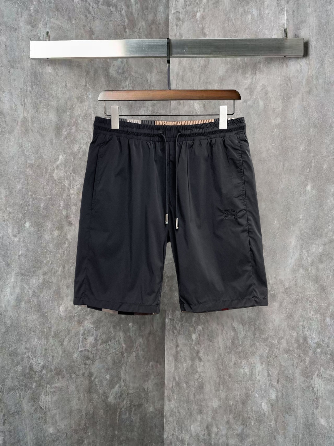 NO:855654,Burberry 2026ss summer new original counter casual shorts, luxury classic brand original LOGO accessories, counter best-selling model. Very comfortable to wear, low-key yet luxurious, very classy to wear. Needless to say the trousers style and tailoring. The upper body is exquisite and high-end, first-class and top-quality materials. Really palace-level casual pants. The cotton of Turkey is of outstanding quality. After heavy washing, the pants are very soft!  Don't be picky. The upper body is absolutely stylish and extremely luxurious. Please quote your height and weight when ordering sizes M-3XL.,,burberry,shorts,19860909巴宝莉 2026ss夏季新款原单专柜休闲短裤,奢华经典品牌原版LOGO配饰 专柜热销款 身穿着非常舒适 低调不失奢华 穿出去非常有档次 裤型款式和裁剪亦无需多言 上身精致跃然高档一等一顶级质料 真正殿堂级的休闲裤 选用土耳其的棉花品质卓然,经过重水洗使得裤子很柔软！不挑人 上身绝对的有型 极度奢华. 尺码M-3XL下单报身高体重.,,burberry,shorts,,Men's clothing