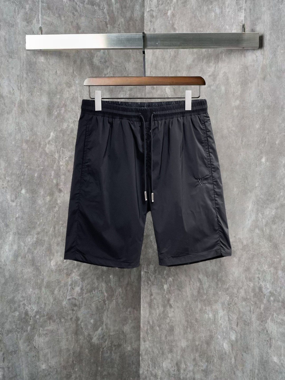 NO:855661,lv 2026ss summer new original counter casual shorts, luxury classic brand original LOGO accessories, counter best-selling model, very comfortable to wear, low-key yet luxurious, very classy to wear. Needless to say the trousers style and tailoring, the upper body is exquisite and high-end, first-class and top-quality materials. Really palace-level casual pants. The cotton of Turkey is selected for its outstanding quality. After heavy washing, the pants are very soft!  Don't be picky. The upper body is absolutely stylish and extremely luxurious. Please quote your height and weight when ordering sizes M-3XL.,,louis vuitton,shorts,19860909lv 2026ss夏季新款原单专柜休闲短裤,奢华经典品牌原版LOGO配饰 专柜热销款 身穿着非常舒适 低调不失奢华 穿出去非常有档次 裤型款式和裁剪亦无需多言 上身精致跃然高档一等一顶级质料 真正殿堂级的休闲裤 选用土耳其的棉花品质卓然,经过重水洗使得裤子很柔软！不挑人 上身绝对的有型 极度奢华. 尺码M-3XL下单报身高体重.,,louis vuitton,shorts,,Men's clothing