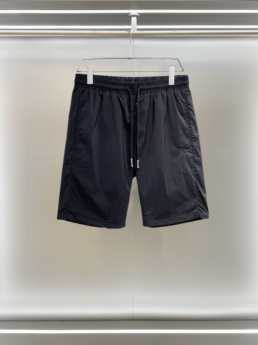 NO:855834,lv 2026ss summer new original counter casual shorts, luxury classic brand original LOGO accessories, counter best-selling model, very comfortable to wear, low-key yet luxurious, very classy to wear. Needless to say the trousers style and tailoring, the upper body is exquisite and high-end, first-class and top-quality materials. Really palace-level casual pants. The cotton of Turkey is selected for its outstanding quality. After heavy washing, the pants are very soft!  Don't be picky. The upper body is absolutely stylish and extremely luxurious. Please quote your height and weight when ordering sizes M-3XL.,,louis vuitton,shorts,19860909lv 2026ss夏季新款原单专柜休闲短裤,奢华经典品牌原版LOGO配饰 专柜热销款 身穿着非常舒适 低调不失奢华 穿出去非常有档次 裤型款式和裁剪亦无需多言 上身精致跃然高档一等一顶级质料 真正殿堂级的休闲裤 选用土耳其的棉花品质卓然,经过重水洗使得裤子很柔软！不挑人 上身绝对的有型 极度奢华. 尺码M-3XL下单报身高体重.,,louis vuitton,shorts,,Men's clothing