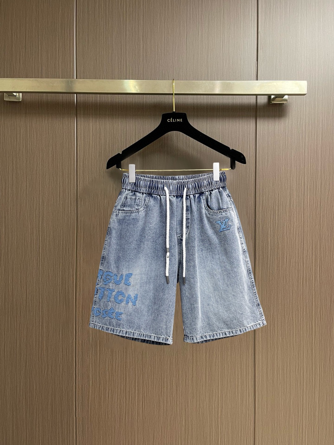 NO:936604,lv 2026ss summer new original counter casual shorts, luxury classic brand original LOGO accessories, counter best-selling model, very comfortable to wear, low-key yet luxurious, very classy to wear. Needless to say the trousers style and tailoring, the upper body is exquisite and high-end, first-class and top-quality materials. Really palace-level casual pants. The cotton of Turkey is selected for its outstanding quality. After heavy washing, the pants are very soft!  Don't be picky. The upper body is absolutely stylish and extremely luxurious. Please quote your height and weight when ordering sizes M-3XL.,,louis vuitton,shorts,19860909lv 2026ss夏季新款原单专柜休闲短裤,奢华经典品牌原版LOGO配饰 专柜热销款 身穿着非常舒适 低调不失奢华 穿出去非常有档次 裤型款式和裁剪亦无需多言 上身精致跃然高档一等一顶级质料 真正殿堂级的休闲裤 选用土耳其的棉花品质卓然,经过重水洗使得裤子很柔软！不挑人 上身绝对的有型 极度奢华. 尺码M-3XL下单报身高体重.,,louis vuitton,shorts,,Men's clothing