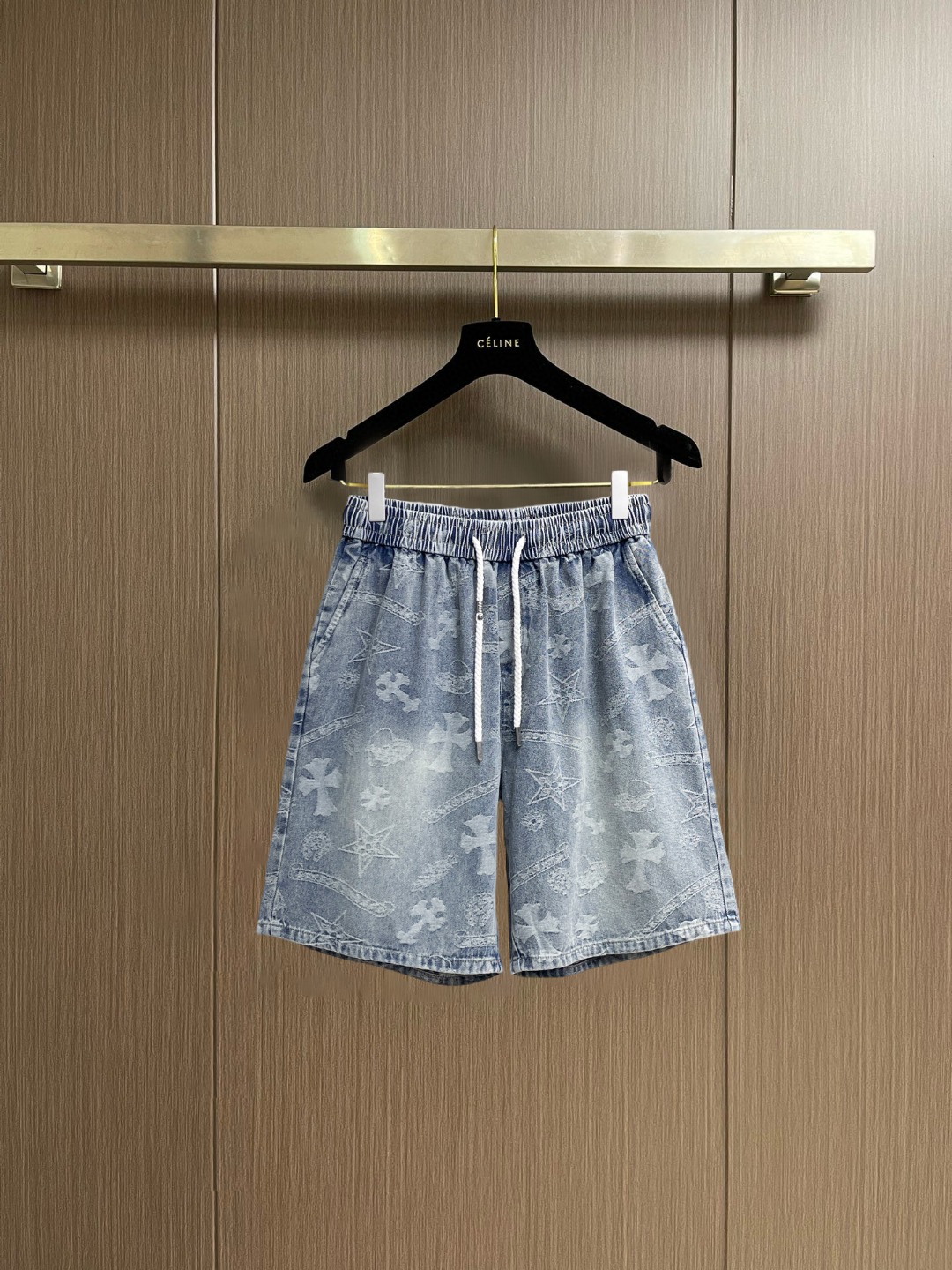 NO:936607,Kroxin 2026ss summer new original counter casual shorts, luxury classic brand original LOGO accessories, counter best-selling model, very comfortable to wear, low-key yet luxurious, very classy to wear. Needless to say the trousers style and tailoring, the upper body is exquisite and high-end, made of first-class top quality materials. Really palace-level casual pants. The cotton of Turkey is of outstanding quality. After heavy washing, the pants are very soft!  Don't be picky. The upper body is absolutely stylish and extremely luxurious. Please state your height and weight when ordering sizes M-3XL.,,chrome hearts,shorts,19860909克罗心 2026ss夏季新款原单专柜休闲短裤,奢华经典品牌原版LOGO配饰 专柜热销款 身穿着非常舒适 低调不失奢华 穿出去非常有档次 裤型款式和裁剪亦无需多言 上身精致跃然高档一等一顶级质料 真正殿堂级的休闲裤 选用土耳其的棉花品质卓然,经过重水洗使得裤子很柔软！不挑人 上身绝对的有型 极度奢华. 尺码M-3XL下单报身高体重.,,chrome hearts,shorts,,Men's clothing