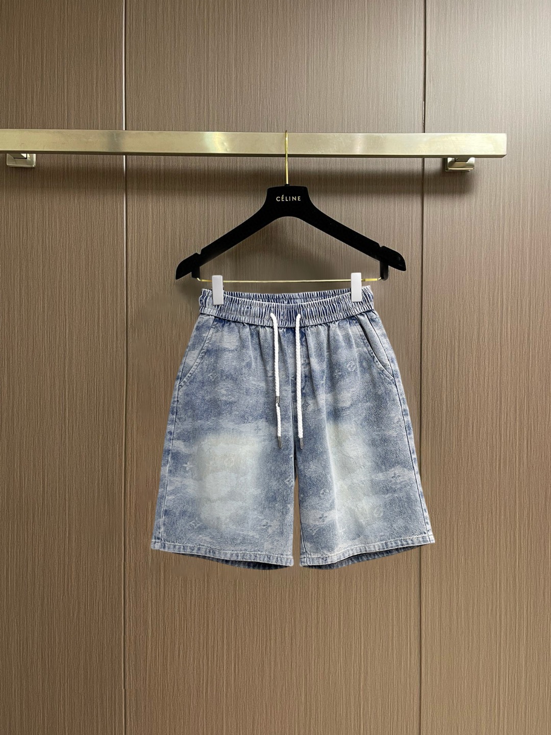 NO:936610,lv 2026ss summer new original counter casual shorts, luxury classic brand original LOGO accessories, counter best-selling model, very comfortable to wear, low-key yet luxurious, very classy to wear. Needless to say the trousers style and tailoring, the upper body is exquisite and high-end, first-class and top-quality materials. Really palace-level casual pants. The cotton of Turkey is selected for its outstanding quality. After heavy washing, the pants are very soft!  Don't be picky. The upper body is absolutely stylish and extremely luxurious. Please quote your height and weight when ordering sizes M-3XL.,,louis vuitton,shorts,19860909lv 2026ss夏季新款原单专柜休闲短裤,奢华经典品牌原版LOGO配饰 专柜热销款 身穿着非常舒适 低调不失奢华 穿出去非常有档次 裤型款式和裁剪亦无需多言 上身精致跃然高档一等一顶级质料 真正殿堂级的休闲裤 选用土耳其的棉花品质卓然,经过重水洗使得裤子很柔软！不挑人 上身绝对的有型 极度奢华. 尺码M-3XL下单报身高体重.,,louis vuitton,shorts,,Men's clothing