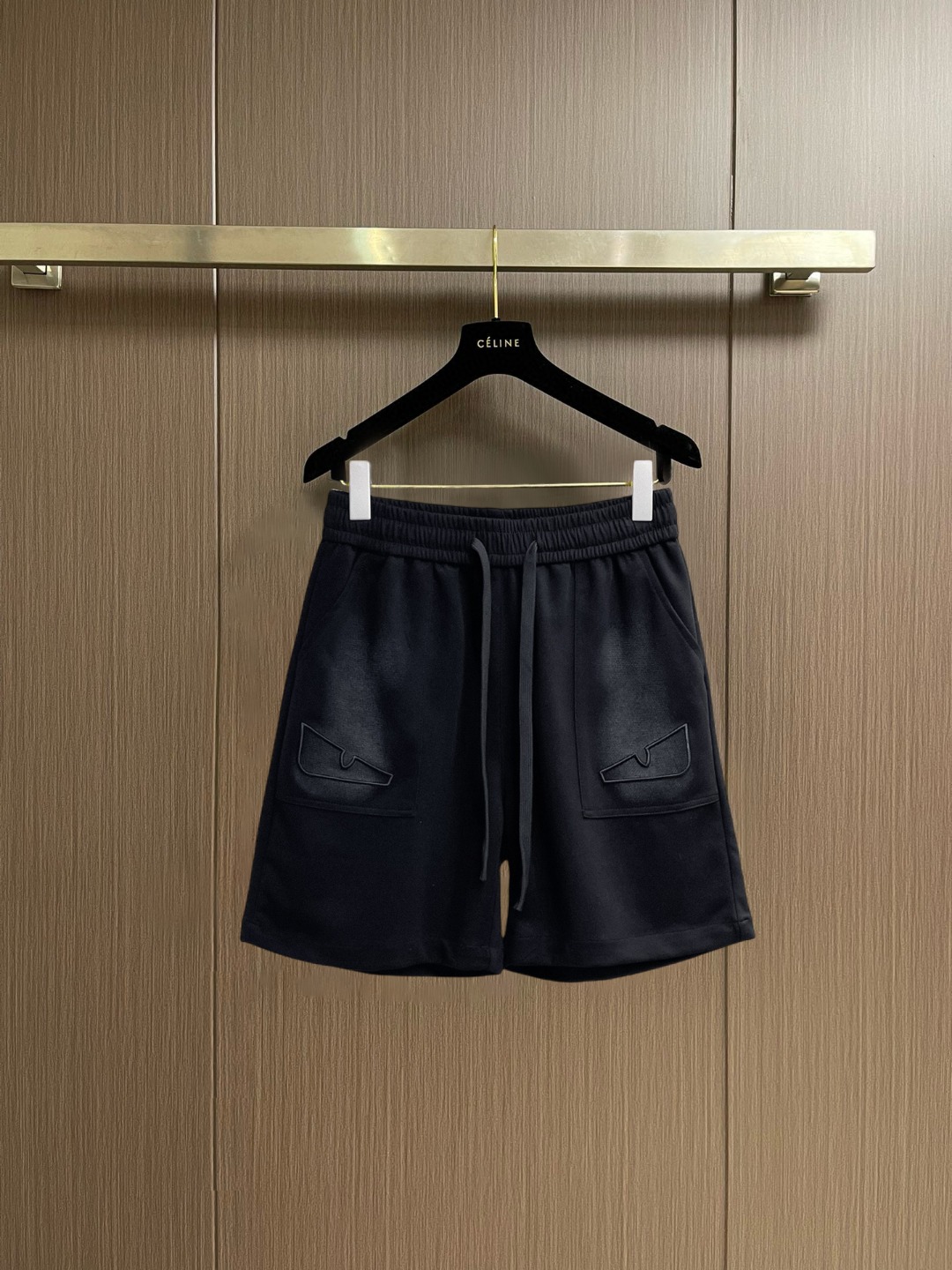 NO:936613,Fendi 2026ss summer new original counter casual shorts, luxury classic brand original LOGO accessories, counter best-selling style, very comfortable to wear, low-key yet luxurious, very classy to wear. Needless to say the trousers style and tailoring, the upper body is exquisite and high-end, first-class and top-quality materials. Really palace-level casual pants. The cotton of Turkey is of outstanding quality. After heavy washing, the pants are very soft!  Don't be picky, the upper body is absolutely stylish and extremely luxurious. Please quote your height and weight when ordering sizes M-3XL.,,fendi,shorts,19860909芬迪 2026ss夏季新款原单专柜休闲短裤,奢华经典品牌原版LOGO配饰 专柜热销款 身穿着非常舒适 低调不失奢华 穿出去非常有档次 裤型款式和裁剪亦无需多言 上身精致跃然高档一等一顶级质料 真正殿堂级的休闲裤 选用土耳其的棉花品质卓然,经过重水洗使得裤子很柔软！不挑人 上身绝对的有型 极度奢华. 尺码M-3XL下单报身高体重.,,fendi,shorts,,Men's clothing