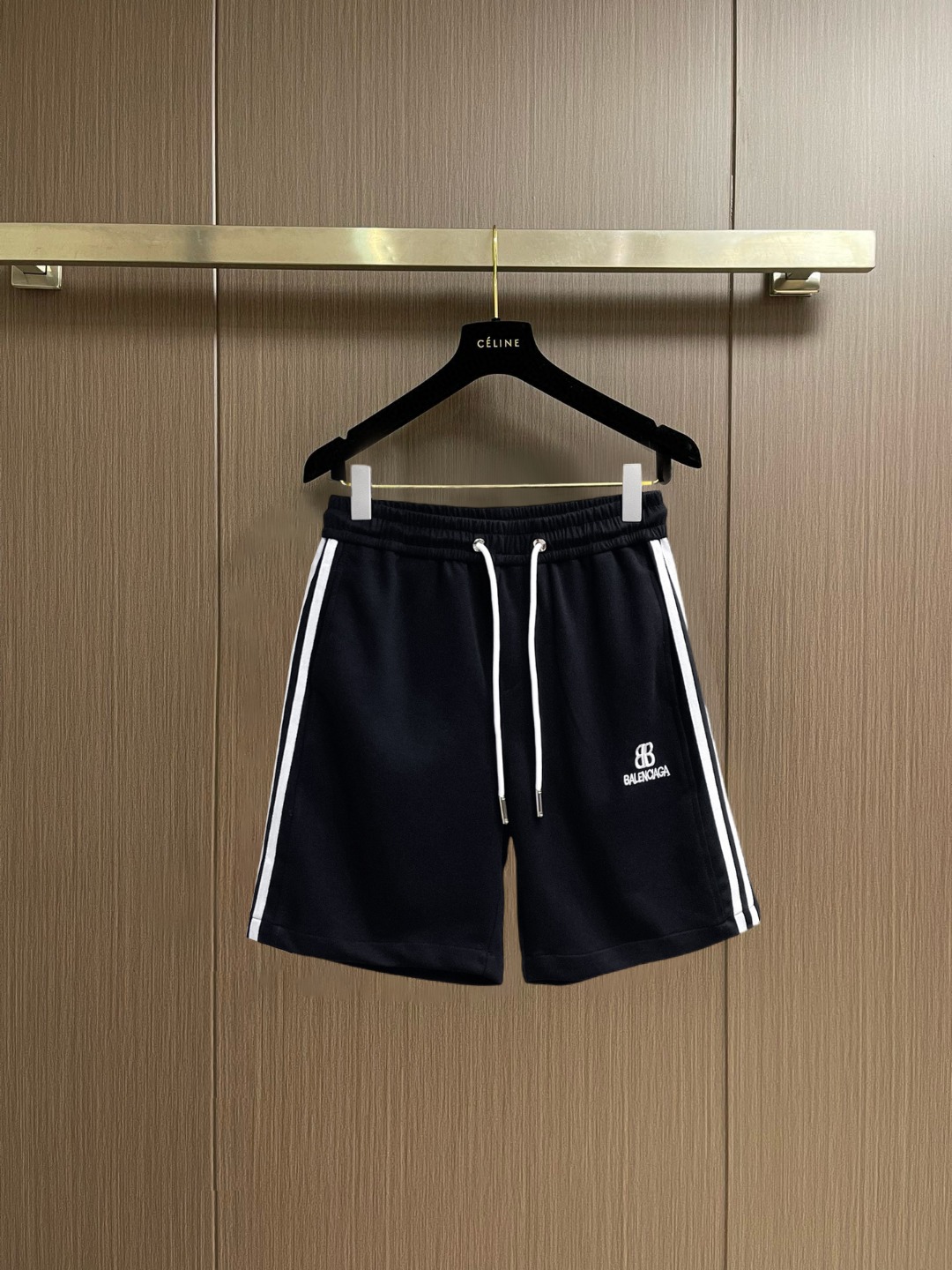 NO:936616,Balenciaga 2026ss summer new original counter casual shorts, luxury classic brand original LOGO accessories, counter best-selling style, very comfortable to wear, low-key yet luxurious, very classy to wear. Needless to say, the trousers style and tailoring. The upper body is exquisite and high-end, first-class and top-quality materials. Really palace-level casual pants. The cotton of Turkey is of outstanding quality. After heavy washing, the pants are very soft!  Don't be picky. The upper body is absolutely stylish and extremely luxurious. Please state your height and weight when ordering sizes M-3XL.,,balenciaga,shorts,19860909巴黎世家 2026ss夏季新款原单专柜休闲短裤,奢华经典品牌原版LOGO配饰 专柜热销款 身穿着非常舒适 低调不失奢华 穿出去非常有档次 裤型款式和裁剪亦无需多言 上身精致跃然高档一等一顶级质料 真正殿堂级的休闲裤 选用土耳其的棉花品质卓然,经过重水洗使得裤子很柔软！不挑人 上身绝对的有型 极度奢华. 尺码M-3XL下单报身高体重.,,balenciaga,shorts,,Men's clothing