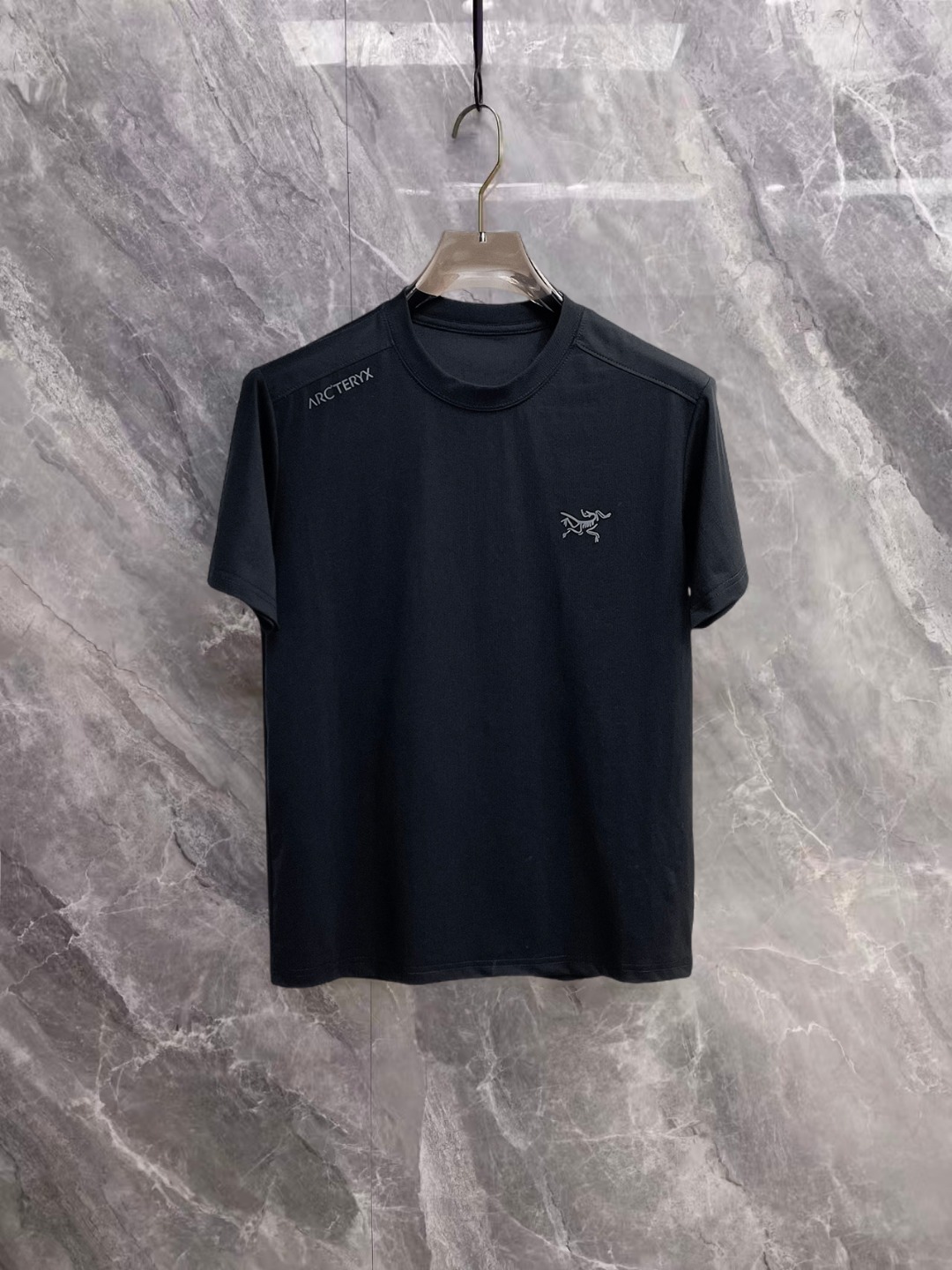 NO:936639,Arc'teryx 2026 spring and summer new style debut counter, the latest short-sleeved round neck T-shirt, high-end customization, avant-garde and fashionable design!  The brand logo is designed with heavy craftsmanship. High-end customized double mercerized fabric. Soft to the touch. Comfortable to wear. Exquisite stitching at the counter level. Fine workmanship. The upper body effect is incomparably handsome!  A must-have item for a stylish man!  Good news for fat people--size M-3XL,arc'teryx,T-shirt,tees,t-shirt,19860909始祖鸟 2026春夏新款首发专柜最新款短袖圆领T恤 高端订制 设计前卫时尚！品牌logo重工艺设计 高端定制双丝光面料.手感柔软.穿着舒适.专柜级别精致车线.做工精细.上身效果无敌帅气！型男必备单品！胖子福音-- 码数 M-3XL,arc'teryx,T-shirt,tees，t-shirt,,Men's clothing