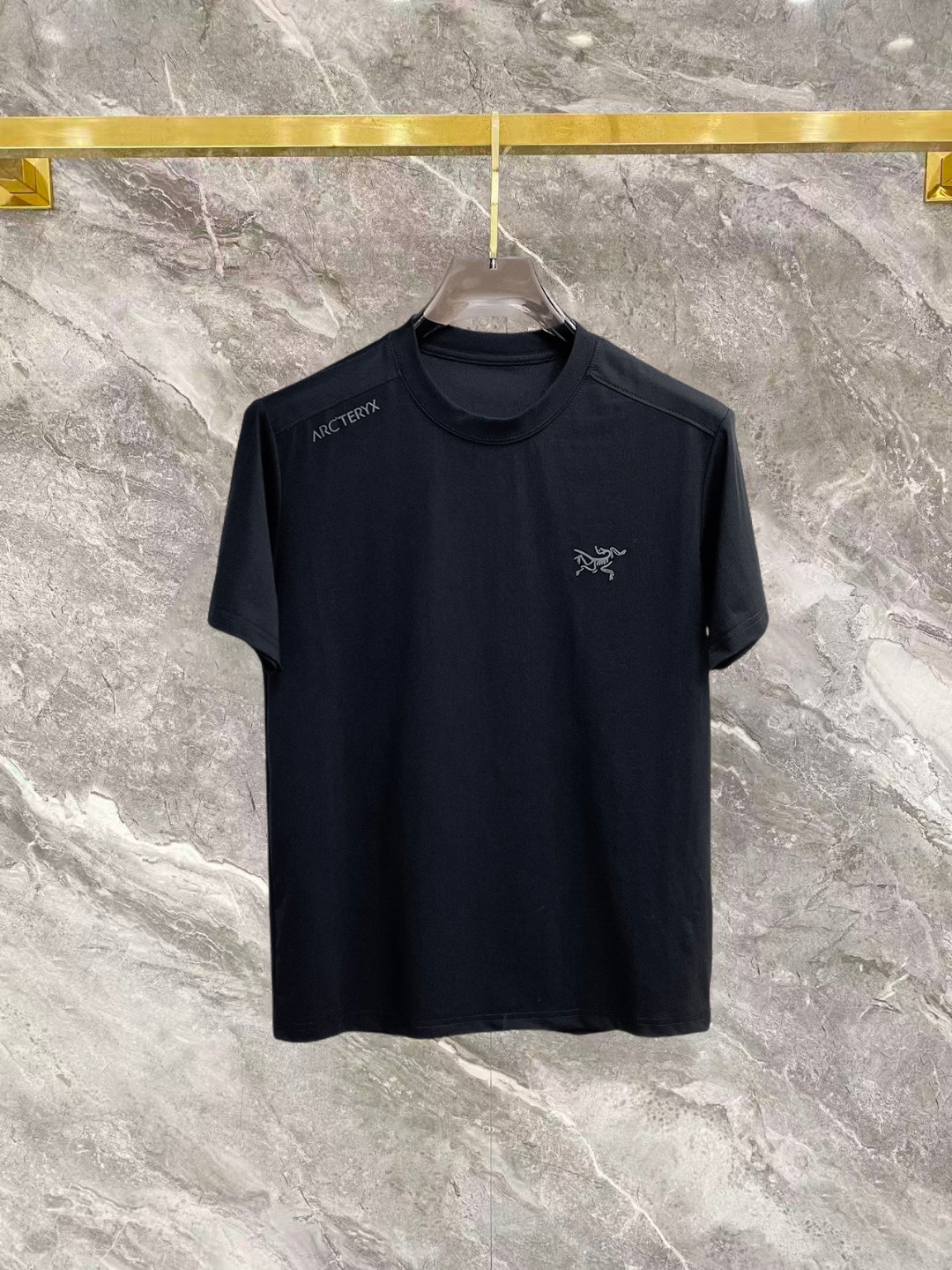 NO:936593,Arc'teryx 2026 spring and summer new style debut counter, the latest short-sleeved round neck T-shirt, high-end customization, avant-garde and fashionable design!  The brand logo is designed with heavy craftsmanship. High-end customized double mercerized fabric. Soft to the touch. Comfortable to wear. Exquisite stitching at the counter level. Fine workmanship. The upper body effect is incomparably handsome!  A must-have item for a stylish man!  Good news for fat people--size M-3XL,arc'teryx,T-shirt,tees,t-shirt,19860909始祖鸟 2026春夏新款首发专柜最新款短袖圆领T恤 高端订制 设计前卫时尚！品牌logo重工艺设计 高端定制双丝光面料.手感柔软.穿着舒适.专柜级别精致车线.做工精细.上身效果无敌帅气！型男必备单品！胖子福音-- 码数 M-3XL,arc'teryx,T-shirt,tees，t-shirt,,Men's clothing