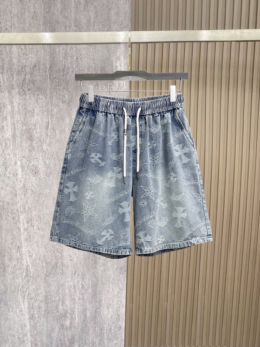 NO:910055,Kroxin 2026ss summer new original counter casual shorts, luxury classic brand original LOGO accessories, counter best-selling model, very comfortable to wear, low-key yet luxurious, very classy to wear. Needless to say the trousers style and tailoring, the upper body is exquisite and high-end, made of first-class top quality materials. Really palace-level casual pants. The cotton of Turkey is of outstanding quality. After heavy washing, the pants are very soft!  Don't be picky. The upper body is absolutely stylish and extremely luxurious. Please state your height and weight when ordering sizes M-3XL.,,chrome hearts,shorts,19860909克罗心 2026ss夏季新款原单专柜休闲短裤,奢华经典品牌原版LOGO配饰 专柜热销款 身穿着非常舒适 低调不失奢华 穿出去非常有档次 裤型款式和裁剪亦无需多言 上身精致跃然高档一等一顶级质料 真正殿堂级的休闲裤 选用土耳其的棉花品质卓然,经过重水洗使得裤子很柔软！不挑人 上身绝对的有型 极度奢华. 尺码M-3XL下单报身高体重.,,chrome hearts,shorts,,Men's clothing