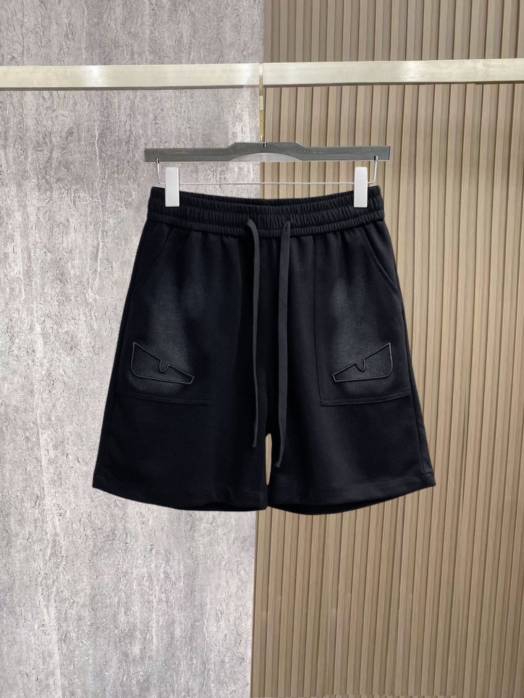 NO:910059,lv 2026ss summer new original counter casual shorts, luxury classic brand original LOGO accessories, counter best-selling model, very comfortable to wear, low-key yet luxurious, very classy to wear. Needless to say the trousers style and tailoring, the upper body is exquisite and high-end, first-class and top-quality materials. Really palace-level casual pants. The cotton of Turkey is selected for its outstanding quality. After heavy washing, the pants are very soft!  Don't be picky. The upper body is absolutely stylish and extremely luxurious. Please quote your height and weight when ordering sizes M-3XL.,,louis vuitton,shorts,19860909lv 2026ss夏季新款原单专柜休闲短裤,奢华经典品牌原版LOGO配饰 专柜热销款 身穿着非常舒适 低调不失奢华 穿出去非常有档次 裤型款式和裁剪亦无需多言 上身精致跃然高档一等一顶级质料 真正殿堂级的休闲裤 选用土耳其的棉花品质卓然,经过重水洗使得裤子很柔软！不挑人 上身绝对的有型 极度奢华. 尺码M-3XL下单报身高体重.,,louis vuitton,shorts,,Men's clothing