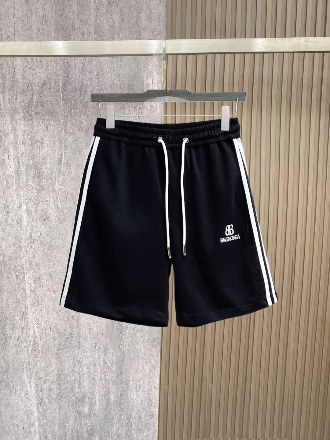 NO:910064,Balenciaga 2026ss summer new original counter casual shorts, luxury classic brand original LOGO accessories, counter best-selling style, very comfortable to wear, low-key yet luxurious, very classy to wear. Needless to say, the trousers style and tailoring. The upper body is exquisite and high-end, first-class and top-quality materials. Really palace-level casual pants. The cotton of Turkey is of outstanding quality. After heavy washing, the pants are very soft!  Don't be picky. The upper body is absolutely stylish and extremely luxurious. Please state your height and weight when ordering sizes M-3XL.,,balenciaga,shorts,19860909巴黎世家 2026ss夏季新款原单专柜休闲短裤,奢华经典品牌原版LOGO配饰 专柜热销款 身穿着非常舒适 低调不失奢华 穿出去非常有档次 裤型款式和裁剪亦无需多言 上身精致跃然高档一等一顶级质料 真正殿堂级的休闲裤 选用土耳其的棉花品质卓然,经过重水洗使得裤子很柔软！不挑人 上身绝对的有型 极度奢华. 尺码M-3XL下单报身高体重.,,balenciaga,shorts,,Men's clothing