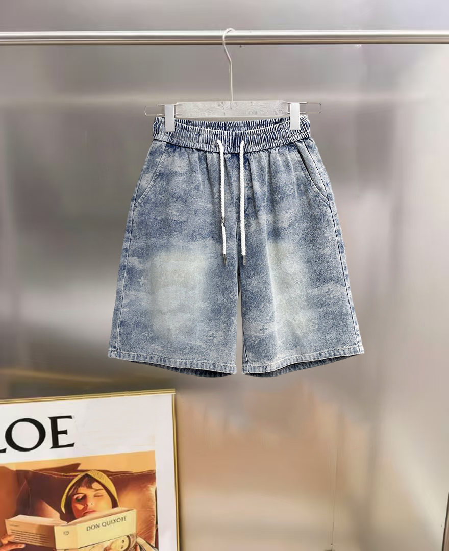 NO:912677,lv 2026ss summer new original counter casual shorts, luxury classic brand original LOGO accessories, counter best-selling model, very comfortable to wear, low-key yet luxurious, very classy to wear. Needless to say the trousers style and tailoring, the upper body is exquisite and high-end, first-class and top-quality materials. Really palace-level casual pants. The cotton of Turkey is selected for its outstanding quality. After heavy washing, the pants are very soft!  Don't be picky. The upper body is absolutely stylish and extremely luxurious. Please quote your height and weight when ordering sizes M-3XL.,,louis vuitton,shorts,19860909lv 2026ss夏季新款原单专柜休闲短裤,奢华经典品牌原版LOGO配饰 专柜热销款 身穿着非常舒适 低调不失奢华 穿出去非常有档次 裤型款式和裁剪亦无需多言 上身精致跃然高档一等一顶级质料 真正殿堂级的休闲裤 选用土耳其的棉花品质卓然,经过重水洗使得裤子很柔软！不挑人 上身绝对的有型 极度奢华. 尺码M-3XL下单报身高体重.,,louis vuitton,shorts,,Men's clothing
