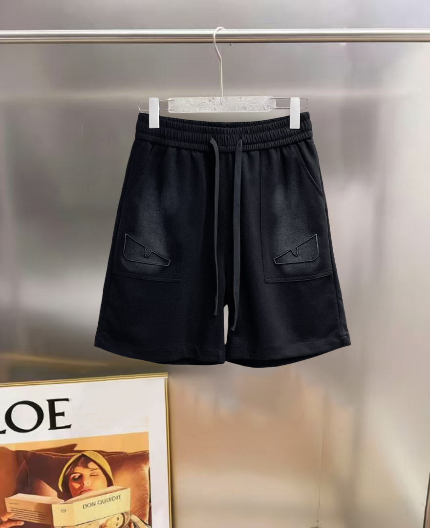 NO:912680,Fendi 2026ss summer new original counter casual shorts, luxury classic brand original LOGO accessories, counter best-selling style, very comfortable to wear, low-key yet luxurious, very classy to wear. Needless to say the trousers style and tailoring, the upper body is exquisite and high-end, first-class and top-quality materials. Really palace-level casual pants. The cotton of Turkey is of outstanding quality. After heavy washing, the pants are very soft!  Don't be picky, the upper body is absolutely stylish and extremely luxurious. Please quote your height and weight when ordering sizes M-3XL.,,fendi,shorts,19860909芬迪 2026ss夏季新款原单专柜休闲短裤,奢华经典品牌原版LOGO配饰 专柜热销款 身穿着非常舒适 低调不失奢华 穿出去非常有档次 裤型款式和裁剪亦无需多言 上身精致跃然高档一等一顶级质料 真正殿堂级的休闲裤 选用土耳其的棉花品质卓然,经过重水洗使得裤子很柔软！不挑人 上身绝对的有型 极度奢华. 尺码M-3XL下单报身高体重.,,fendi,shorts,,Men's clothing