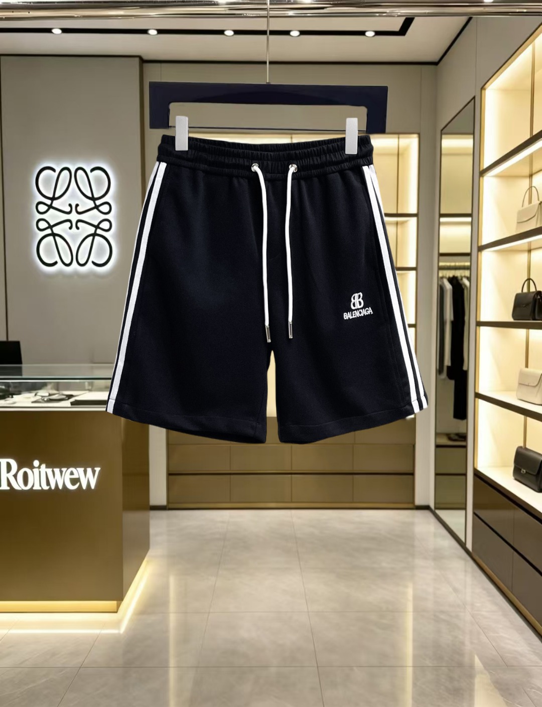 NO:912642,Balenciaga 2026ss summer new original counter casual shorts, luxury classic brand original LOGO accessories, counter best-selling style, very comfortable to wear, low-key yet luxurious, very classy to wear. Needless to say, the trousers style and tailoring. The upper body is exquisite and high-end, first-class and top-quality materials. Really palace-level casual pants. The cotton of Turkey is of outstanding quality. After heavy washing, the pants are very soft!  Don't be picky. The upper body is absolutely stylish and extremely luxurious. Please state your height and weight when ordering sizes M-3XL.,,balenciaga,shorts,19860909巴黎世家 2026ss夏季新款原单专柜休闲短裤,奢华经典品牌原版LOGO配饰 专柜热销款 身穿着非常舒适 低调不失奢华 穿出去非常有档次 裤型款式和裁剪亦无需多言 上身精致跃然高档一等一顶级质料 真正殿堂级的休闲裤 选用土耳其的棉花品质卓然,经过重水洗使得裤子很柔软！不挑人 上身绝对的有型 极度奢华. 尺码M-3XL下单报身高体重.,,balenciaga,shorts,,Men's clothing