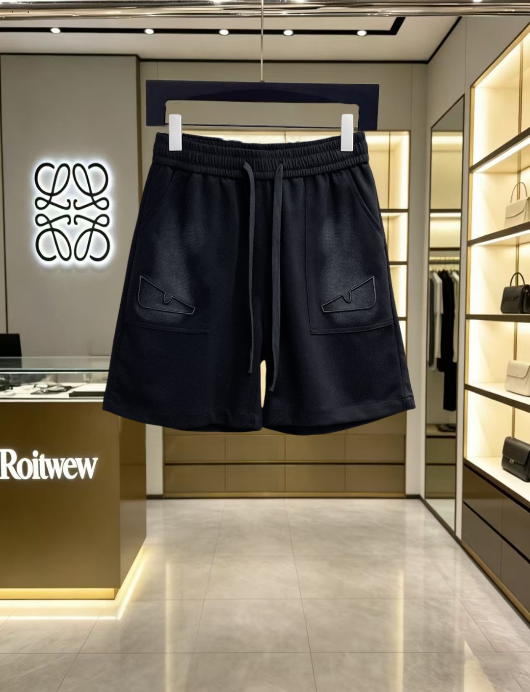 NO:912644,Fendi 2026ss summer new original counter casual shorts, luxury classic brand original LOGO accessories, counter best-selling style, very comfortable to wear, low-key yet luxurious, very classy to wear. Needless to say the trousers style and tailoring, the upper body is exquisite and high-end, first-class and top-quality materials. Really palace-level casual pants. The cotton of Turkey is of outstanding quality. After heavy washing, the pants are very soft!  Don't be picky, the upper body is absolutely stylish and extremely luxurious. Please quote your height and weight when ordering sizes M-3XL.,,fendi,shorts,19860909芬迪 2026ss夏季新款原单专柜休闲短裤,奢华经典品牌原版LOGO配饰 专柜热销款 身穿着非常舒适 低调不失奢华 穿出去非常有档次 裤型款式和裁剪亦无需多言 上身精致跃然高档一等一顶级质料 真正殿堂级的休闲裤 选用土耳其的棉花品质卓然,经过重水洗使得裤子很柔软！不挑人 上身绝对的有型 极度奢华. 尺码M-3XL下单报身高体重.,,fendi,shorts,,Men's clothing