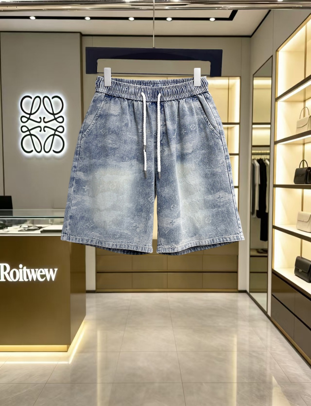 NO:912646,lv 2026ss summer new original counter casual shorts, luxury classic brand original LOGO accessories, counter best-selling model, very comfortable to wear, low-key yet luxurious, very classy to wear. Needless to say the trousers style and tailoring, the upper body is exquisite and high-end, first-class and top-quality materials. Really palace-level casual pants. The cotton of Turkey is selected for its outstanding quality. After heavy washing, the pants are very soft!  Don't be picky. The upper body is absolutely stylish and extremely luxurious. Please quote your height and weight when ordering sizes M-3XL.,,louis vuitton,shorts,19860909lv 2026ss夏季新款原单专柜休闲短裤,奢华经典品牌原版LOGO配饰 专柜热销款 身穿着非常舒适 低调不失奢华 穿出去非常有档次 裤型款式和裁剪亦无需多言 上身精致跃然高档一等一顶级质料 真正殿堂级的休闲裤 选用土耳其的棉花品质卓然,经过重水洗使得裤子很柔软！不挑人 上身绝对的有型 极度奢华. 尺码M-3XL下单报身高体重.,,louis vuitton,shorts,,Men's clothing