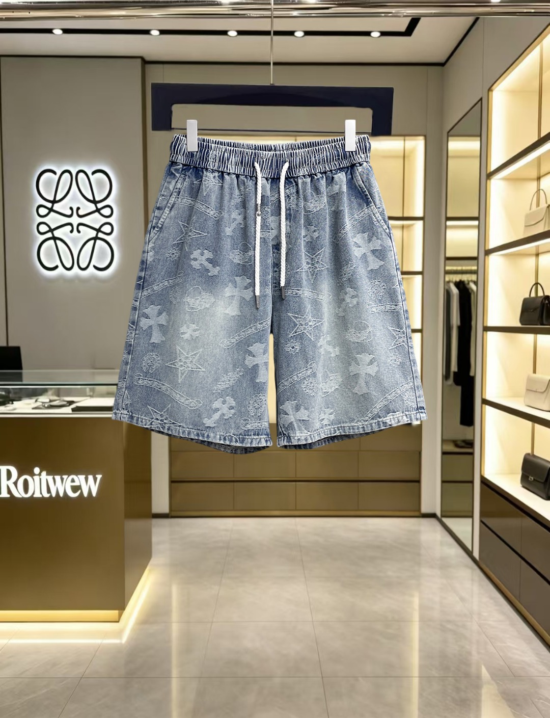NO:912648,Kroxin 2026ss summer new original counter casual shorts, luxury classic brand original LOGO accessories, counter best-selling model, very comfortable to wear, low-key yet luxurious, very classy to wear. Needless to say the trousers style and tailoring, the upper body is exquisite and high-end, made of first-class top quality materials. Really palace-level casual pants. The cotton of Turkey is of outstanding quality. After heavy washing, the pants are very soft!  Don't be picky. The upper body is absolutely stylish and extremely luxurious. Please state your height and weight when ordering sizes M-3XL.,,chrome hearts,shorts,19860909克罗心 2026ss夏季新款原单专柜休闲短裤,奢华经典品牌原版LOGO配饰 专柜热销款 身穿着非常舒适 低调不失奢华 穿出去非常有档次 裤型款式和裁剪亦无需多言 上身精致跃然高档一等一顶级质料 真正殿堂级的休闲裤 选用土耳其的棉花品质卓然,经过重水洗使得裤子很柔软！不挑人 上身绝对的有型 极度奢华. 尺码M-3XL下单报身高体重.,,chrome hearts,shorts,,Men's clothing