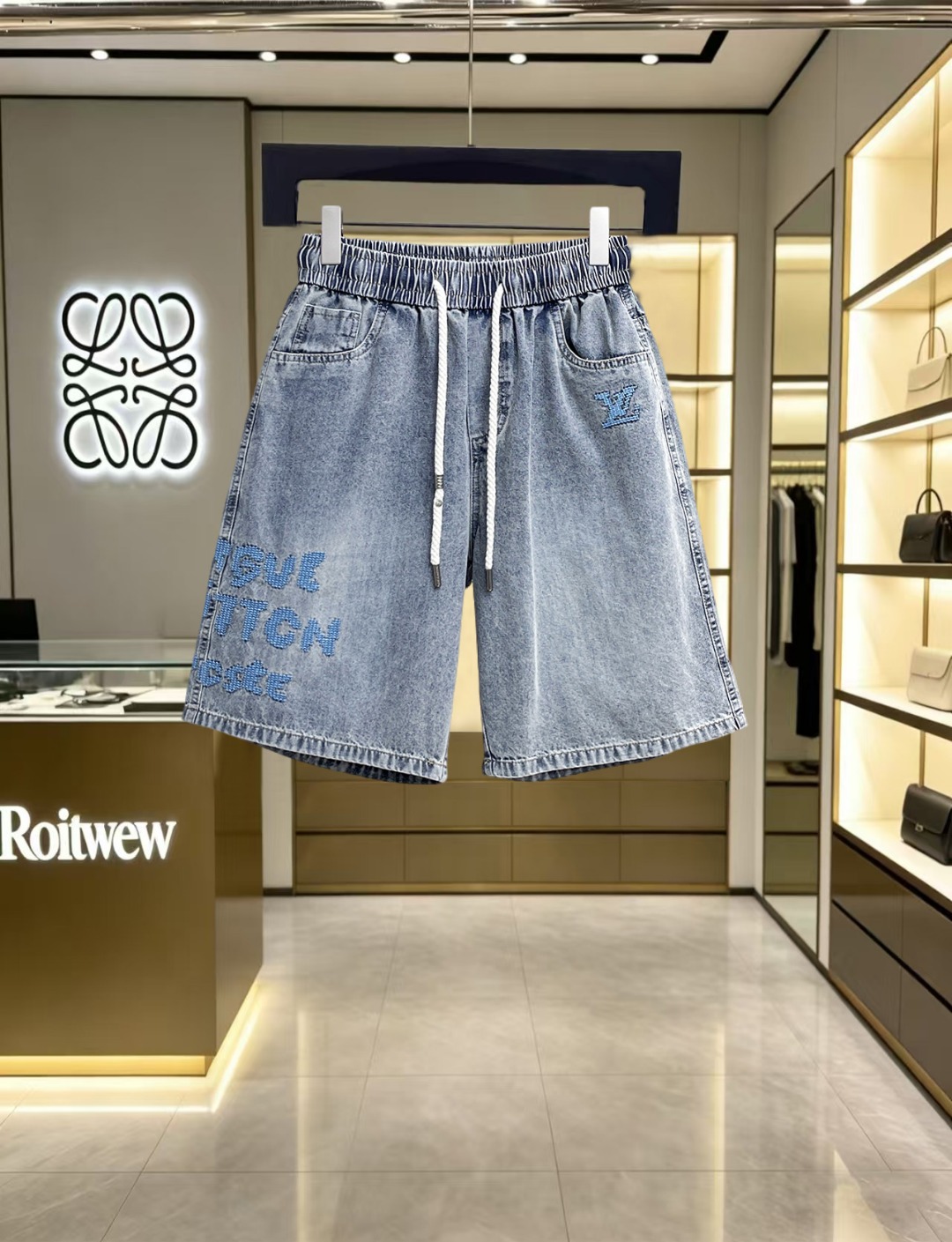 NO:912650,lv 2026ss summer new original counter casual shorts, luxury classic brand original LOGO accessories, counter best-selling model, very comfortable to wear, low-key yet luxurious, very classy to wear. Needless to say the trousers style and tailoring, the upper body is exquisite and high-end, first-class and top-quality materials. Really palace-level casual pants. The cotton of Turkey is selected for its outstanding quality. After heavy washing, the pants are very soft!  Don't be picky. The upper body is absolutely stylish and extremely luxurious. Please quote your height and weight when ordering sizes M-3XL.,,louis vuitton,shorts,19860909lv 2026ss夏季新款原单专柜休闲短裤,奢华经典品牌原版LOGO配饰 专柜热销款 身穿着非常舒适 低调不失奢华 穿出去非常有档次 裤型款式和裁剪亦无需多言 上身精致跃然高档一等一顶级质料 真正殿堂级的休闲裤 选用土耳其的棉花品质卓然,经过重水洗使得裤子很柔软！不挑人 上身绝对的有型 极度奢华. 尺码M-3XL下单报身高体重.,,louis vuitton,shorts,,Men's clothing