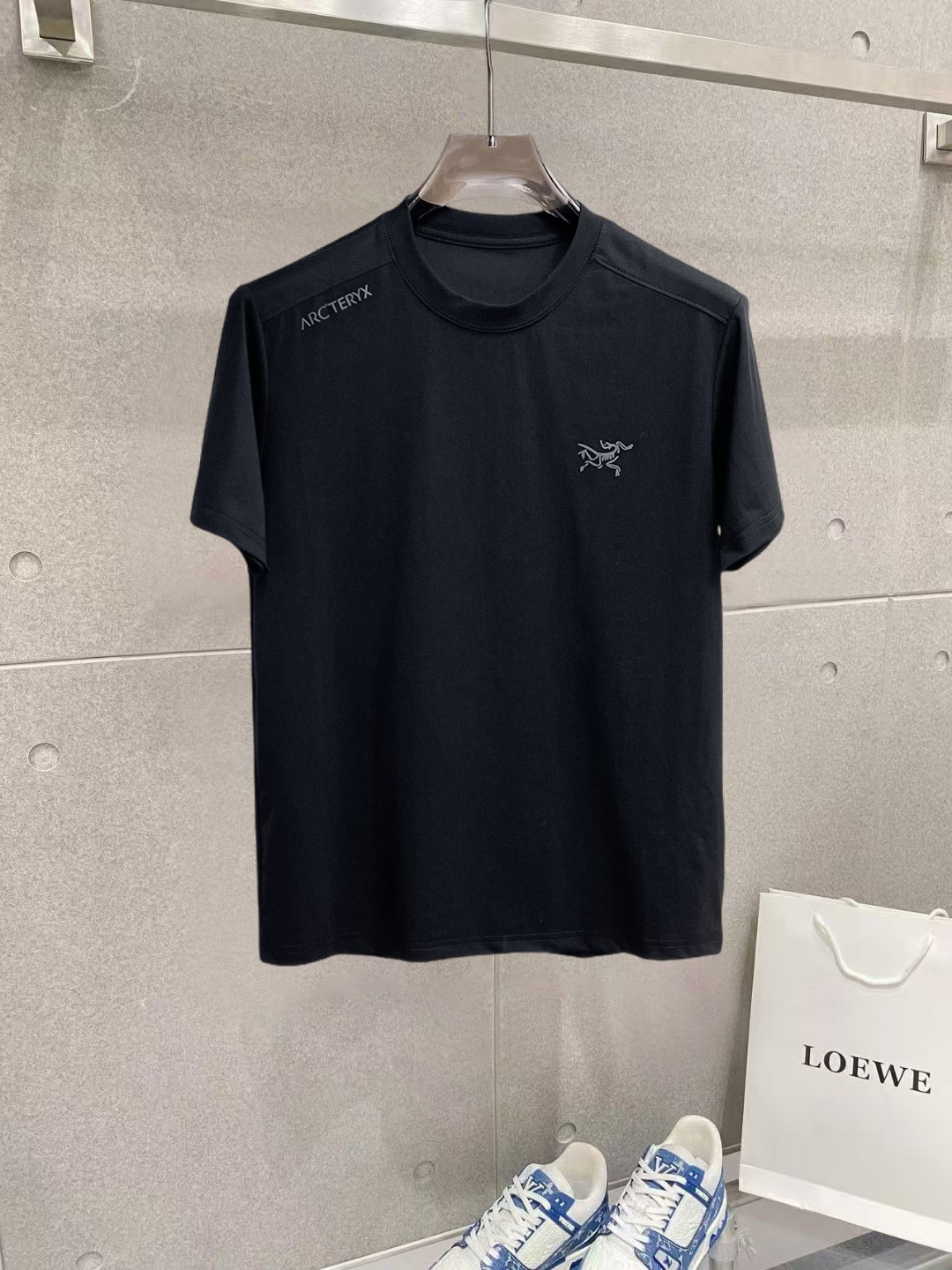 NO:912668,Arc'teryx's top products 2026 spring and summer new debut counter latest short-sleeved round neck T-shirt high-end custom design avant-garde fashion!  The brand logo is designed with heavy craftsmanship. High-end customized 260g fabric. Soft to the touch. Comfortable to wear. Exquisite stitching at the counter level. Fine workmanship. The upper body effect is incomparably handsome!  A must-have item for a stylish man!  Size M-XXXL,arc'teryx,T-shirt,tees,t-shirt,19860909始祖鸟 顶级货品2026春夏新款首发专柜最新款短袖圆领T恤 高端订制 设计前卫时尚！品牌logo重工艺设计 高端定制260克面料.手感柔软.穿着舒适.专柜级别精致车线.做工精细.上身效果无敌帅气！型男必备单品！码数M-XXXL,arc'teryx,T-shirt,tees，t-shirt,,Men's clothing