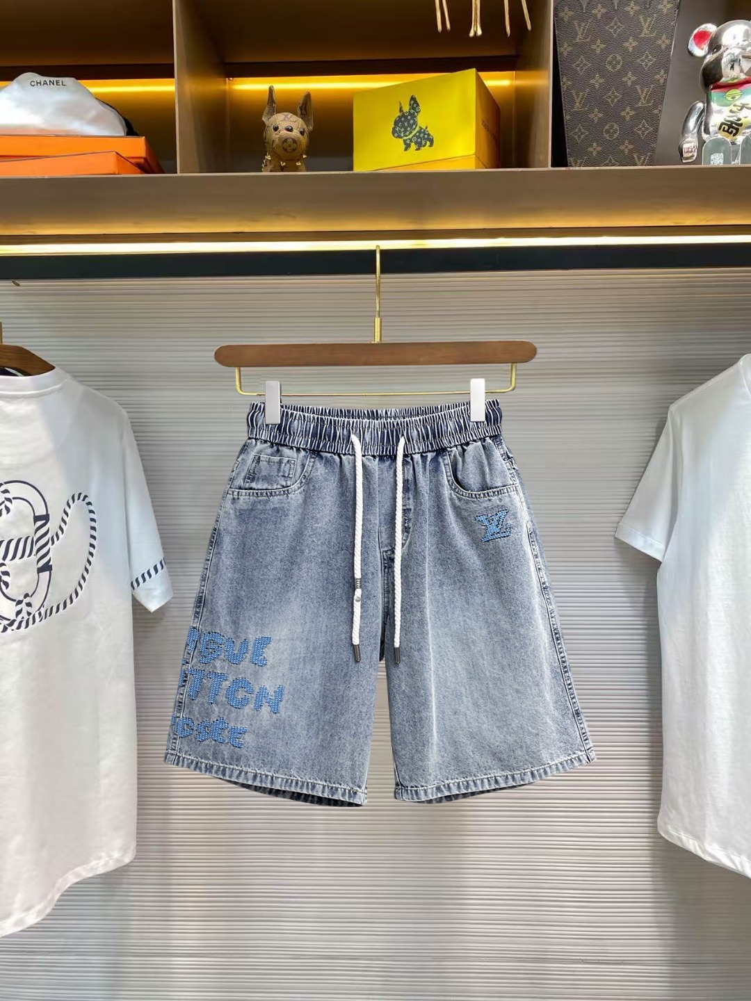 NO:860864,lv 2026ss summer new original counter casual shorts, luxury classic brand original LOGO accessories, counter best-selling model, very comfortable to wear, low-key yet luxurious, very classy to wear. Needless to say the trousers style and tailoring, the upper body is exquisite and high-end, first-class and top-quality materials. Really palace-level casual pants. The cotton of Turkey is selected for its outstanding quality. After heavy washing, the pants are very soft!  Don't be picky. The upper body is absolutely stylish and extremely luxurious. Please quote your height and weight when ordering sizes M-3XL.,,louis vuitton,shorts,19860909lv 2026ss夏季新款原单专柜休闲短裤,奢华经典品牌原版LOGO配饰 专柜热销款 身穿着非常舒适 低调不失奢华 穿出去非常有档次 裤型款式和裁剪亦无需多言 上身精致跃然高档一等一顶级质料 真正殿堂级的休闲裤 选用土耳其的棉花品质卓然,经过重水洗使得裤子很柔软！不挑人 上身绝对的有型 极度奢华. 尺码M-3XL下单报身高体重.,,louis vuitton,shorts,,Men's clothing