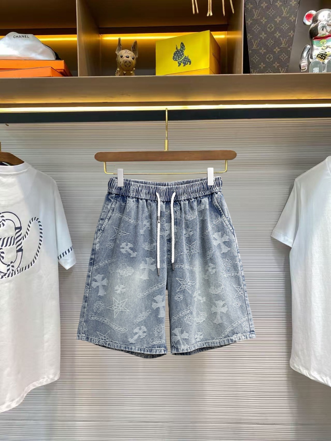 NO:860871,Kroxin 2026ss summer new original counter casual shorts, luxury classic brand original LOGO accessories, counter best-selling model, very comfortable to wear, low-key yet luxurious, very classy to wear. Needless to say the trousers style and tailoring, the upper body is exquisite and high-end, made of first-class top quality materials. Really palace-level casual pants. The cotton of Turkey is of outstanding quality. After heavy washing, the pants are very soft!  Don't be picky. The upper body is absolutely stylish and extremely luxurious. Please state your height and weight when ordering sizes M-3XL.,,chrome hearts,shorts,19860909克罗心 2026ss夏季新款原单专柜休闲短裤,奢华经典品牌原版LOGO配饰 专柜热销款 身穿着非常舒适 低调不失奢华 穿出去非常有档次 裤型款式和裁剪亦无需多言 上身精致跃然高档一等一顶级质料 真正殿堂级的休闲裤 选用土耳其的棉花品质卓然,经过重水洗使得裤子很柔软！不挑人 上身绝对的有型 极度奢华. 尺码M-3XL下单报身高体重.,,chrome hearts,shorts,,Men's clothing