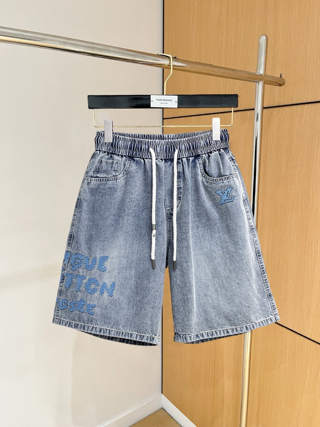 NO:860716,lv 2026ss summer new original counter casual shorts, luxury classic brand original LOGO accessories, counter best-selling model, very comfortable to wear, low-key yet luxurious, very classy to wear. Needless to say the trousers style and tailoring, the upper body is exquisite and high-end, first-class and top-quality materials. Really palace-level casual pants. The cotton of Turkey is selected for its outstanding quality. After heavy washing, the pants are very soft!  Don't be picky. The upper body is absolutely stylish and extremely luxurious. Please quote your height and weight when ordering sizes M-3XL.,,louis vuitton,shorts,19860909lv 2026ss夏季新款原单专柜休闲短裤,奢华经典品牌原版LOGO配饰 专柜热销款 身穿着非常舒适 低调不失奢华 穿出去非常有档次 裤型款式和裁剪亦无需多言 上身精致跃然高档一等一顶级质料 真正殿堂级的休闲裤 选用土耳其的棉花品质卓然,经过重水洗使得裤子很柔软！不挑人 上身绝对的有型 极度奢华. 尺码M-3XL下单报身高体重.,,louis vuitton,shorts,,Men's clothing