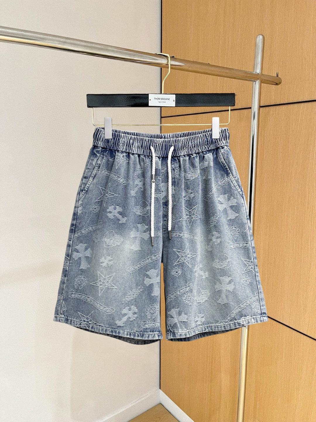 NO:860725,Kroxin 2026ss summer new original counter casual shorts, luxury classic brand original LOGO accessories, counter best-selling model, very comfortable to wear, low-key yet luxurious, very classy to wear. Needless to say the trousers style and tailoring, the upper body is exquisite and high-end, made of first-class top quality materials. Really palace-level casual pants. The cotton of Turkey is of outstanding quality. After heavy washing, the pants are very soft!  Don't be picky. The upper body is absolutely stylish and extremely luxurious. Please state your height and weight when ordering sizes M-3XL.,,chrome hearts,shorts,19860909克罗心 2026ss夏季新款原单专柜休闲短裤,奢华经典品牌原版LOGO配饰 专柜热销款 身穿着非常舒适 低调不失奢华 穿出去非常有档次 裤型款式和裁剪亦无需多言 上身精致跃然高档一等一顶级质料 真正殿堂级的休闲裤 选用土耳其的棉花品质卓然,经过重水洗使得裤子很柔软！不挑人 上身绝对的有型 极度奢华. 尺码M-3XL下单报身高体重.,,chrome hearts,shorts,,Men's clothing