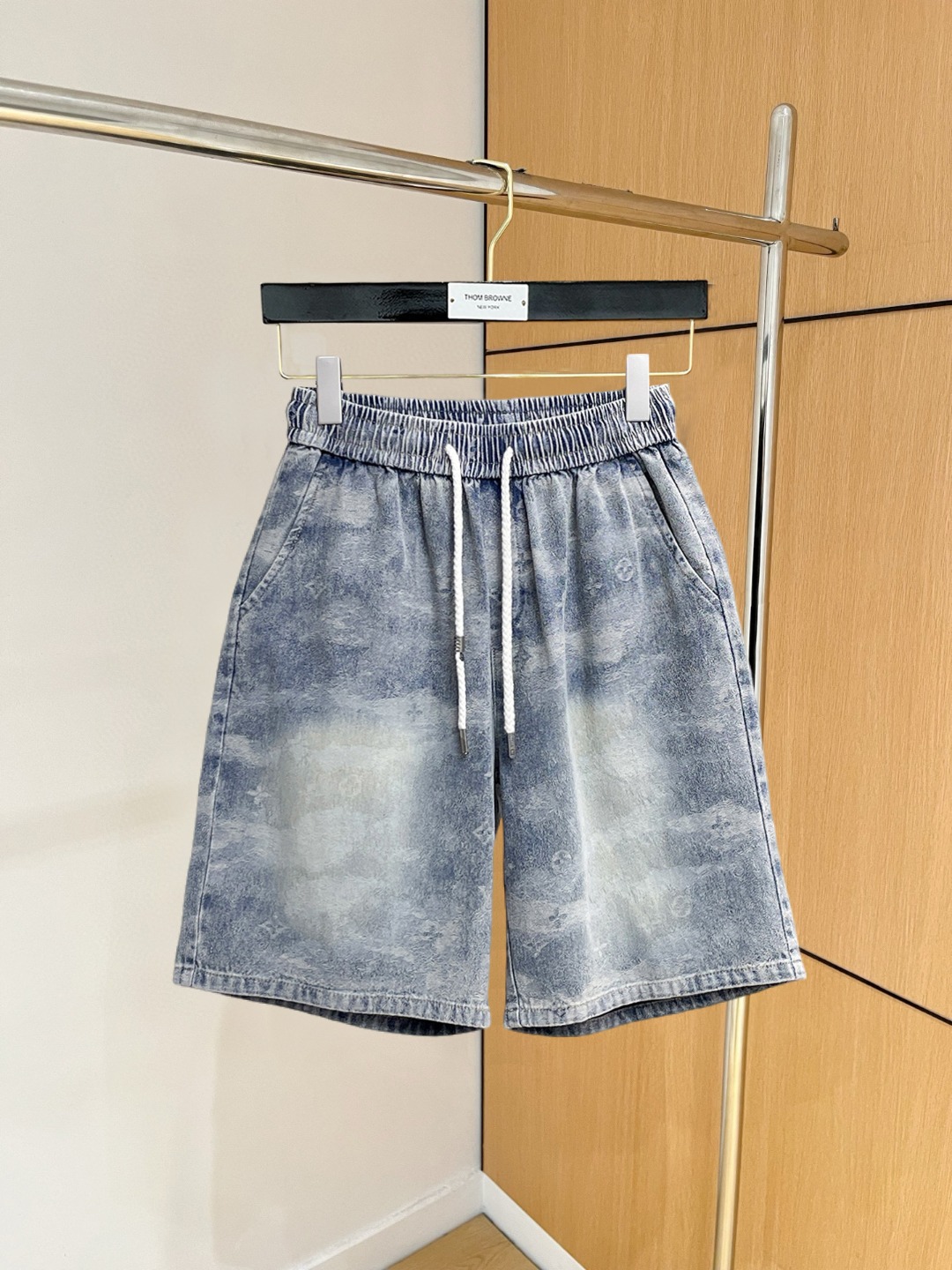 NO:860735,lv 2026ss summer new original counter casual shorts, luxury classic brand original LOGO accessories, counter best-selling model, very comfortable to wear, low-key yet luxurious, very classy to wear. Needless to say the trousers style and tailoring, the upper body is exquisite and high-end, first-class and top-quality materials. Really palace-level casual pants. The cotton of Turkey is selected for its outstanding quality. After heavy washing, the pants are very soft!  Don't be picky. The upper body is absolutely stylish and extremely luxurious. Please quote your height and weight when ordering sizes M-3XL.,,louis vuitton,shorts,19860909lv 2026ss夏季新款原单专柜休闲短裤,奢华经典品牌原版LOGO配饰 专柜热销款 身穿着非常舒适 低调不失奢华 穿出去非常有档次 裤型款式和裁剪亦无需多言 上身精致跃然高档一等一顶级质料 真正殿堂级的休闲裤 选用土耳其的棉花品质卓然,经过重水洗使得裤子很柔软！不挑人 上身绝对的有型 极度奢华. 尺码M-3XL下单报身高体重.,,louis vuitton,shorts,,Men's clothing