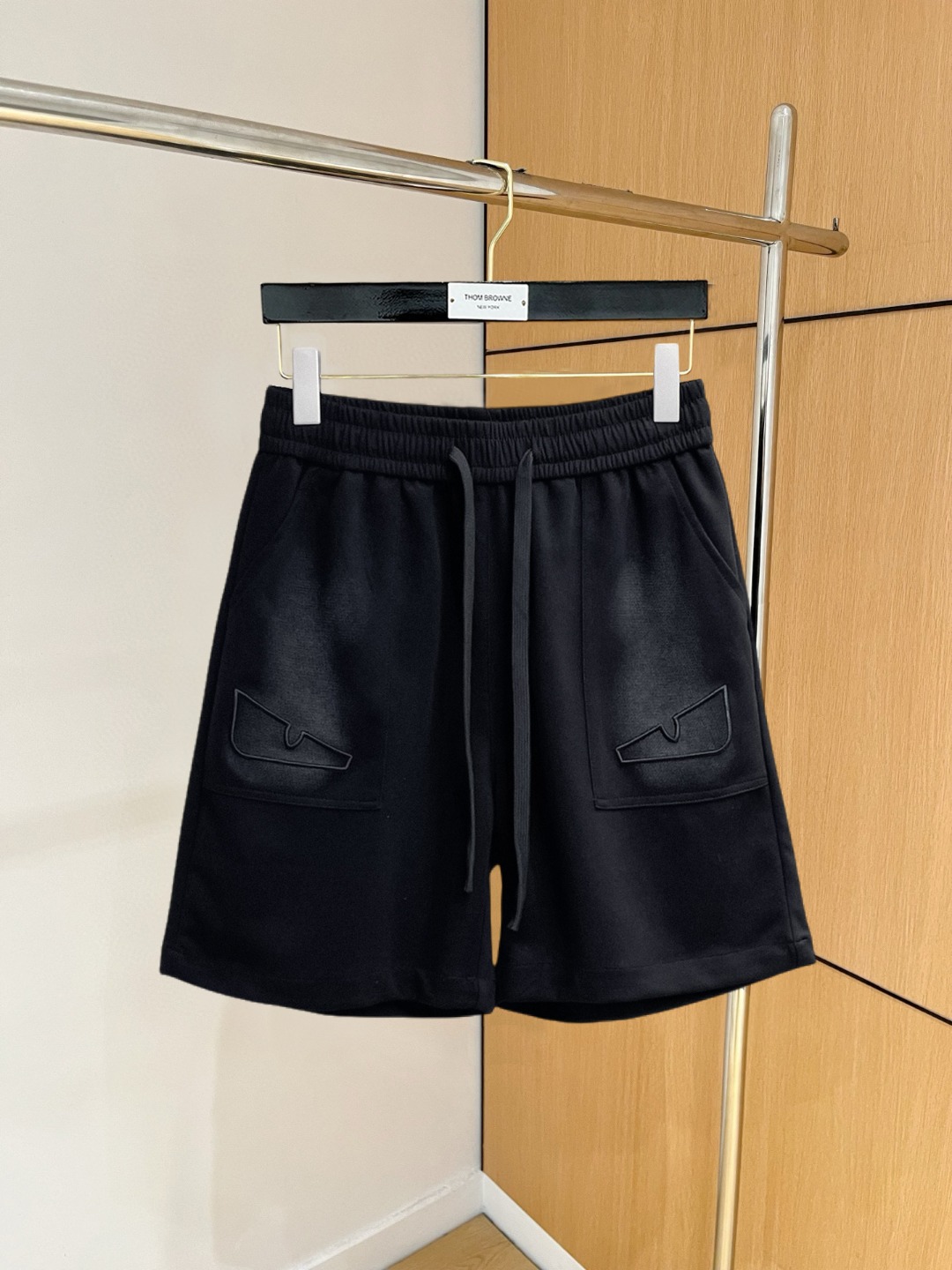 NO:860744,Fendi 2026ss summer new original counter casual shorts, luxury classic brand original LOGO accessories, counter best-selling style, very comfortable to wear, low-key yet luxurious, very classy to wear. Needless to say the trousers style and tailoring, the upper body is exquisite and high-end, first-class and top-quality materials. Really palace-level casual pants. The cotton of Turkey is of outstanding quality. After heavy washing, the pants are very soft!  Don't be picky, the upper body is absolutely stylish and extremely luxurious. Please quote your height and weight when ordering sizes M-3XL.,,fendi,shorts,19860909芬迪 2026ss夏季新款原单专柜休闲短裤,奢华经典品牌原版LOGO配饰 专柜热销款 身穿着非常舒适 低调不失奢华 穿出去非常有档次 裤型款式和裁剪亦无需多言 上身精致跃然高档一等一顶级质料 真正殿堂级的休闲裤 选用土耳其的棉花品质卓然,经过重水洗使得裤子很柔软！不挑人 上身绝对的有型 极度奢华. 尺码M-3XL下单报身高体重.,,fendi,shorts,,Men's clothing
