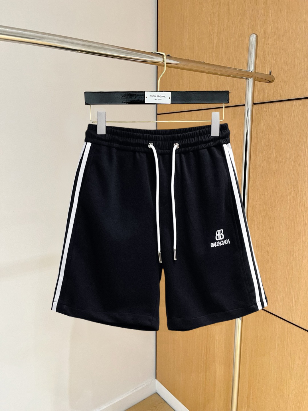 NO:860753,Balenciaga 2026ss summer new original counter casual shorts, luxury classic brand original LOGO accessories, counter best-selling style, very comfortable to wear, low-key yet luxurious, very classy to wear. Needless to say, the trousers style and tailoring. The upper body is exquisite and high-end, first-class and top-quality materials. Really palace-level casual pants. The cotton of Turkey is of outstanding quality. After heavy washing, the pants are very soft!  Don't be picky. The upper body is absolutely stylish and extremely luxurious. Please state your height and weight when ordering sizes M-3XL.,,balenciaga,shorts,19860909巴黎世家 2026ss夏季新款原单专柜休闲短裤,奢华经典品牌原版LOGO配饰 专柜热销款 身穿着非常舒适 低调不失奢华 穿出去非常有档次 裤型款式和裁剪亦无需多言 上身精致跃然高档一等一顶级质料 真正殿堂级的休闲裤 选用土耳其的棉花品质卓然,经过重水洗使得裤子很柔软！不挑人 上身绝对的有型 极度奢华. 尺码M-3XL下单报身高体重.,,balenciaga,shorts,,Men's clothing