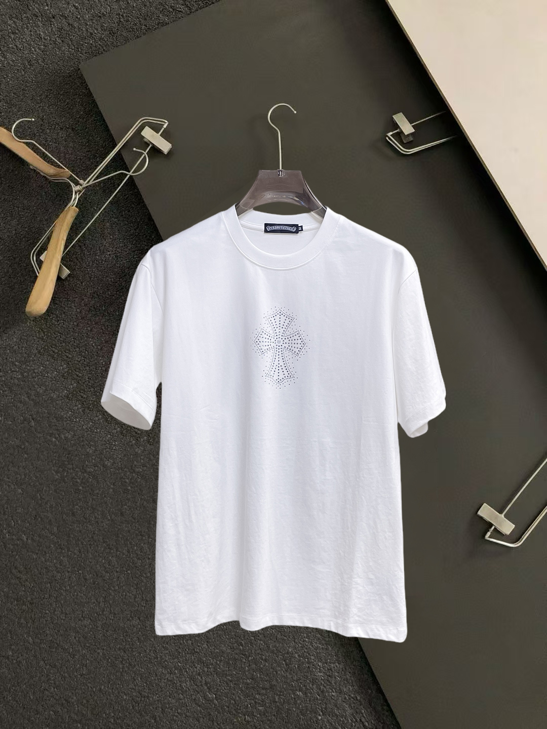 NO:931592,Kroxin's top products 2026 spring and summer new debut counter latest short-sleeved round neck T-shirt, high-end custom design, avant-garde and fashionable!  The brand logo is designed with heavy craftsmanship. High-end customized 260g fabric. Soft to the touch. Comfortable to wear. Exquisite stitching at the counter level. Fine workmanship. The upper body effect is incomparably handsome!  A must-have item for a stylish man!  Size M-XXXL,,chrome hearts,T-shirt,tees,t-shirt,19860909克罗心 顶级货品2026春夏新款首发专柜最新款短袖圆领T恤 高端订制 设计前卫时尚！品牌logo重工艺设计 高端定制260克面料.手感柔软.穿着舒适.专柜级别精致车线.做工精细.上身效果无敌帅气！型男必备单品！码数M-XXXL,,chrome hearts,T-shirt,tees，t-shirt,,Men's clothing