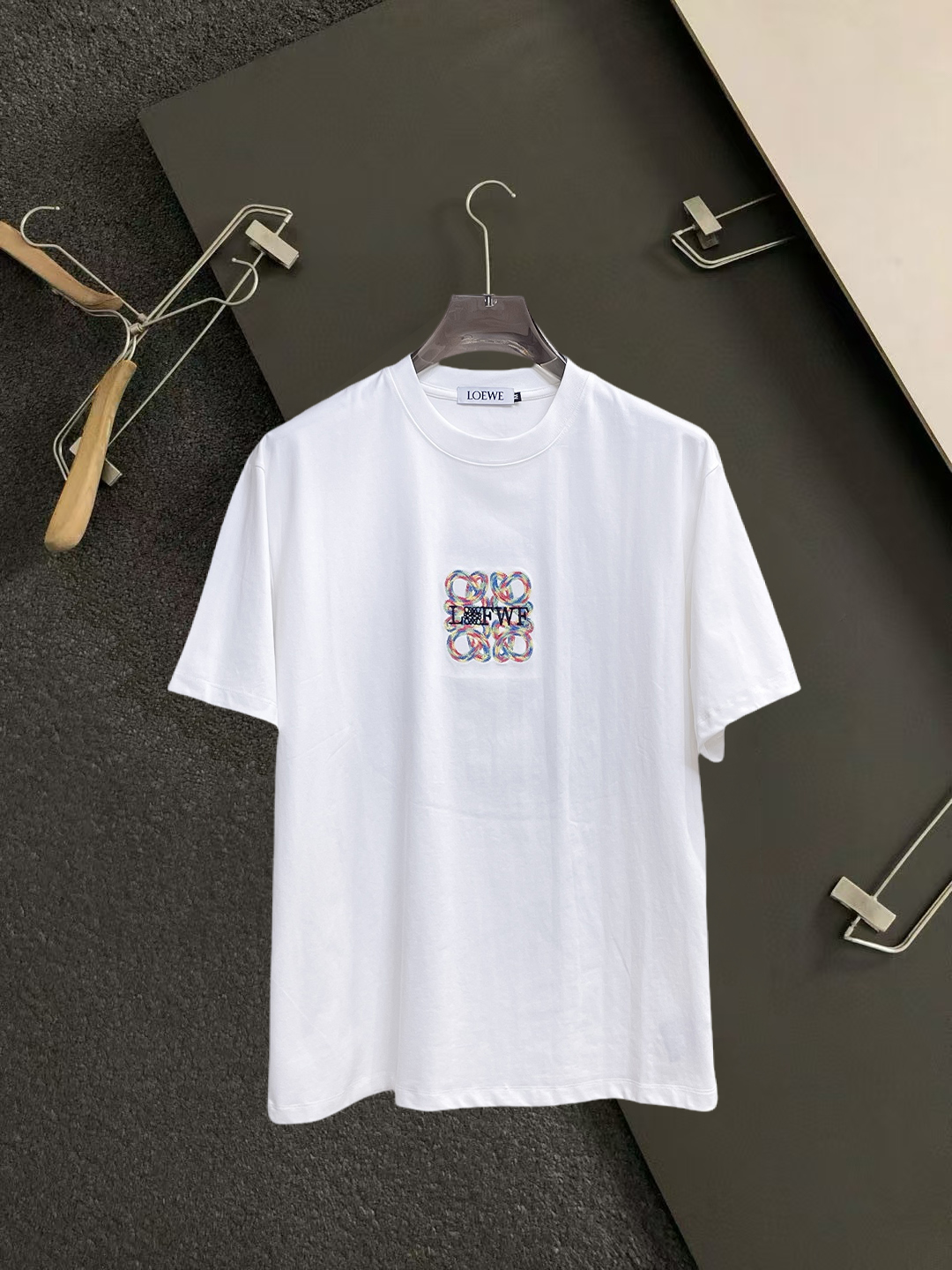 NO:931603,Luo Yiwei's top products 2026 spring and summer new debut counter, the latest short-sleeved round neck T-shirt, high-end customization, avant-garde and fashionable design!  The brand logo is designed with heavy craftsmanship. High-end customized 260g fabric. Soft to the touch. Comfortable to wear. Exquisite stitching at the counter level. Fine workmanship. The upper body effect is incomparably handsome!  A must-have item for a stylish man!  Size M-XXXL,,loewe,T-shirt,tees,t-shirt,19860909罗意威 顶级货品2026春夏新款首发专柜最新款短袖圆领T恤 高端订制 设计前卫时尚！品牌logo重工艺设计 高端定制260克面料.手感柔软.穿着舒适.专柜级别精致车线.做工精细.上身效果无敌帅气！型男必备单品！码数M-XXXL,,loewe,T-shirt,tees，t-shirt,,Men's clothing