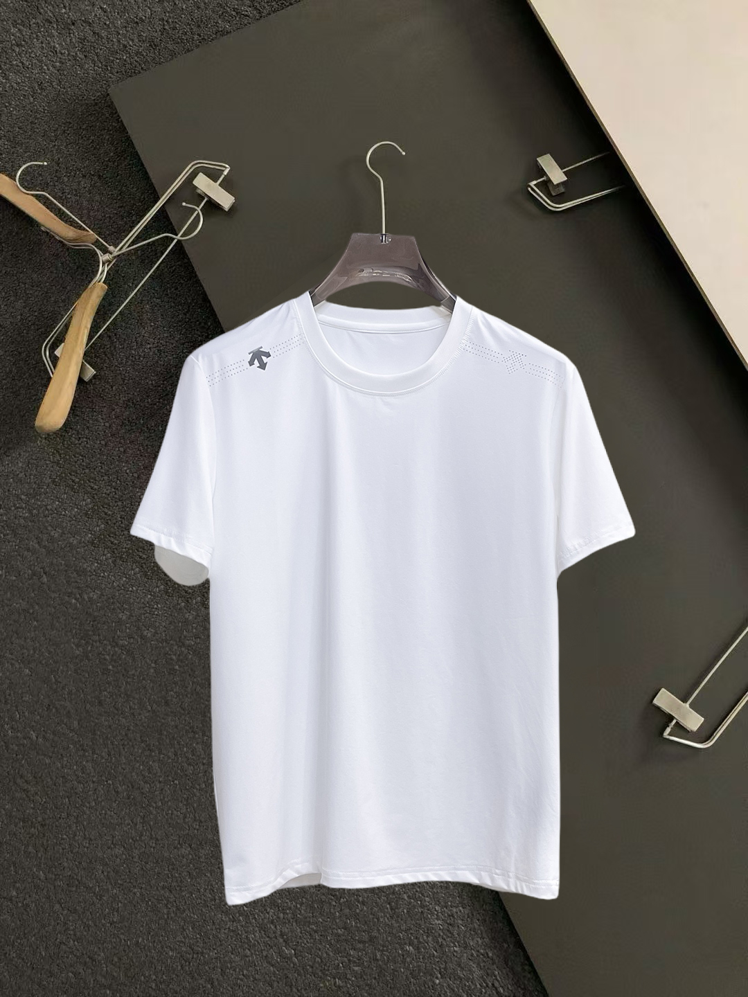 NO:931615,Descente's top products 2026 spring and summer new debut counter latest short-sleeved round neck T-shirt, high-end custom design, avant-garde and fashionable!  The brand logo is designed with heavy craftsmanship. High-end customized 260g fabric. Soft to the touch. Comfortable to wear. Exquisite stitching at the counter level. Fine workmanship. The upper body effect is incomparably handsome!  A must-have item for a stylish man!  Size M-XXXL,,T-shirt,tees,t-shirt,19860909迪桑特 顶级货品2026春夏新款首发专柜最新款短袖圆领T恤 高端订制 设计前卫时尚！品牌logo重工艺设计 高端定制260克面料.手感柔软.穿着舒适.专柜级别精致车线.做工精细.上身效果无敌帅气！型男必备单品！码数M-XXXL,,T-shirt,tees，t-shirt,,Men's clothing