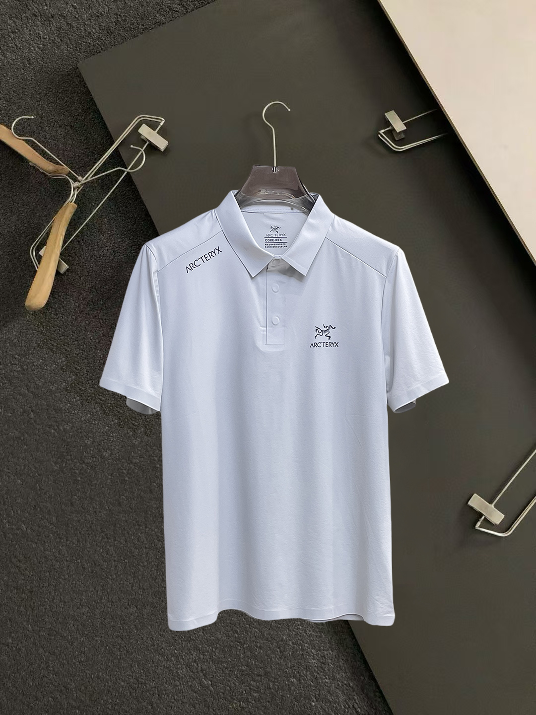NO:931627,Arc'teryx's top products 2026 spring and summer new debut counter latest short-sleeved round neck T-shirt high-end custom design avant-garde fashion!  The brand logo is designed with heavy craftsmanship. High-end customized 260g fabric. Soft to the touch. Comfortable to wear. Exquisite stitching at the counter level. Fine workmanship. The upper body effect is incomparably handsome!  A must-have item for a stylish man!  Size M-XXXL,arc'teryx,T-shirt,tees,t-shirt,19860909始祖鸟 顶级货品2026春夏新款首发专柜最新款短袖圆领T恤 高端订制 设计前卫时尚！品牌logo重工艺设计 高端定制260克面料.手感柔软.穿着舒适.专柜级别精致车线.做工精细.上身效果无敌帅气！型男必备单品！码数M-XXXL,arc'teryx,T-shirt,tees，t-shirt,,Men's clothing
