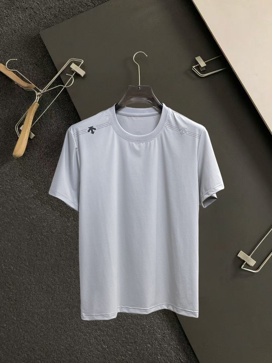 NO:931640,Descente's top products 2026 spring and summer new debut counter latest short-sleeved round neck T-shirt, high-end custom design, avant-garde and fashionable!  The brand logo is designed with heavy craftsmanship. High-end customized 260g fabric. Soft to the touch. Comfortable to wear. Exquisite stitching at the counter level. Fine workmanship. The upper body effect is incomparably handsome!  A must-have item for a stylish man!  Size M-XXXL,,T-shirt,tees,t-shirt,19860909迪桑特 顶级货品2026春夏新款首发专柜最新款短袖圆领T恤 高端订制 设计前卫时尚！品牌logo重工艺设计 高端定制260克面料.手感柔软.穿着舒适.专柜级别精致车线.做工精细.上身效果无敌帅气！型男必备单品！码数M-XXXL,,T-shirt,tees，t-shirt,,Men's clothing