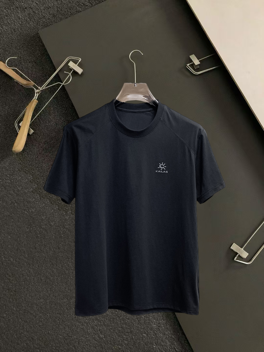 NO:931652,Kailer Stone's top products 2026 spring and summer new debut counter, the latest short-sleeved round neck T-shirt, high-end customization, avant-garde and fashionable design!  The brand logo is designed with heavy craftsmanship. High-end customized 260g fabric. Soft to the touch. Comfortable to wear. Exquisite stitching at the counter level. Fine workmanship. The upper body effect is incomparably handsome!  A must-have item for a stylish man!  Size M-XXXL,,T-shirt,tees,t-shirt,19860909凯乐石 顶级货品2026春夏新款首发专柜最新款短袖圆领T恤 高端订制 设计前卫时尚！品牌logo重工艺设计 高端定制260克面料.手感柔软.穿着舒适.专柜级别精致车线.做工精细.上身效果无敌帅气！型男必备单品！码数M-XXXL,,T-shirt,tees，t-shirt,,Men's clothing