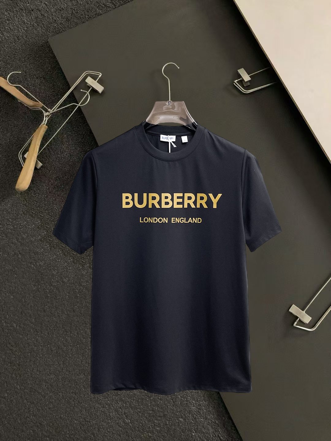 NO:931675,Burberry's top products 2026 spring and summer new debut counter latest short-sleeved round neck T-shirt, high-end custom design, avant-garde and fashionable!  The brand logo is designed with heavy craftsmanship. High-end customized 260g fabric. Soft to the touch. Comfortable to wear. Exquisite stitching at the counter level. Fine workmanship. The upper body effect is incomparably handsome!  A must-have item for a stylish man!  Size S-XXL,,burberry,T-shirt,tees,t-shirt,19860909巴宝莉 顶级货品2026春夏新款首发专柜最新款短袖圆领T恤 高端订制 设计前卫时尚！品牌logo重工艺设计 高端定制260克面料.手感柔软.穿着舒适.专柜级别精致车线.做工精细.上身效果无敌帅气！型男必备单品！码数S-XXL,,burberry,T-shirt,tees，t-shirt,,Men's clothing