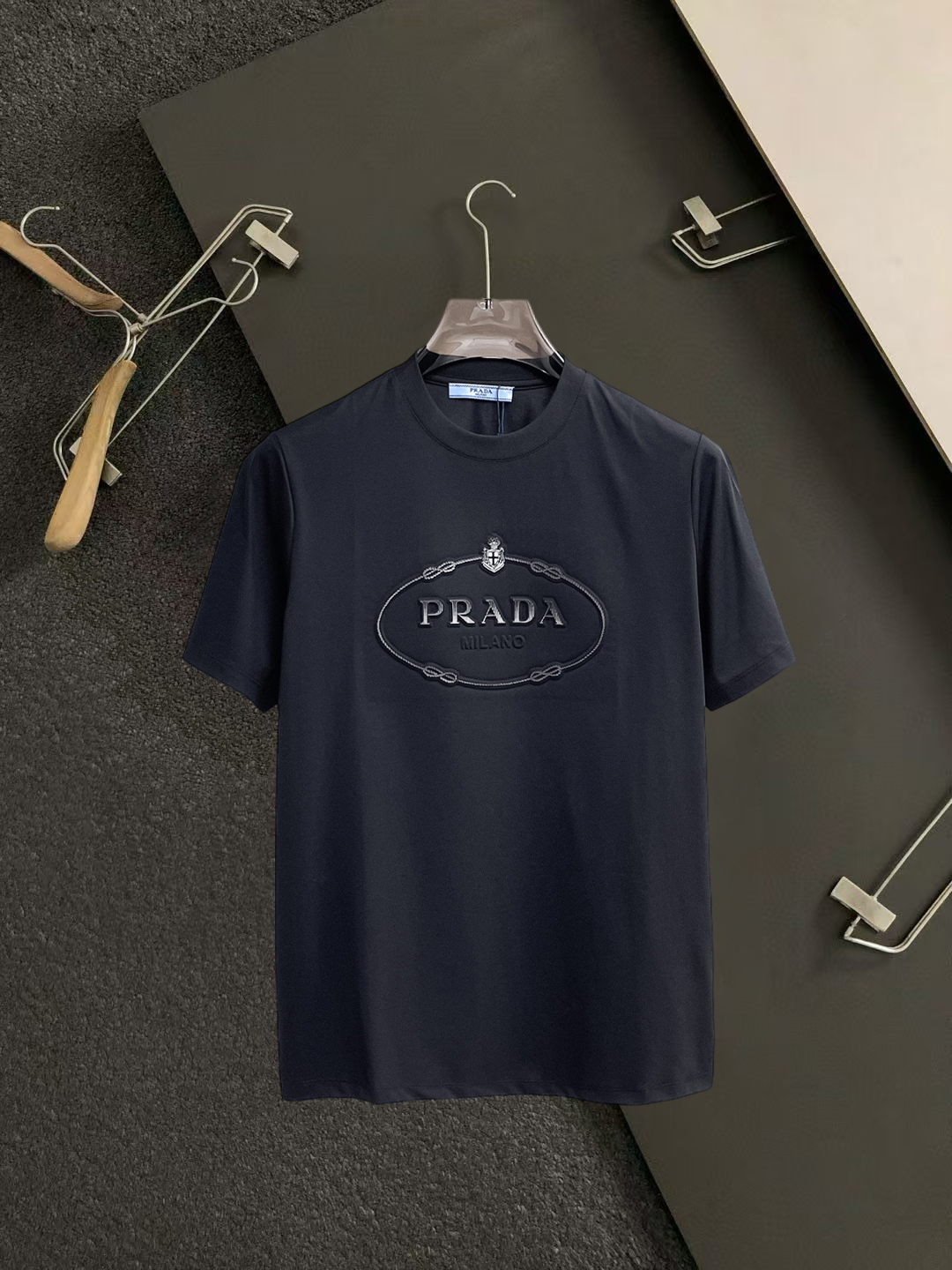 NO:931570,Prada's top products 2026 spring and summer new debut counter latest short-sleeved round neck T-shirt, high-end customization, avant-garde and fashionable design!  The brand logo is designed with heavy craftsmanship. High-end customized 260g fabric. Soft to the touch. Comfortable to wear. Exquisite stitching at the counter level. Fine workmanship. The upper body effect is incomparably handsome!  A must-have item for a stylish man!  Size S-XXL,,prada,T-shirt,tees,t-shirt,19860909普拉达 顶级货品2026春夏新款首发专柜最新款短袖圆领T恤 高端订制 设计前卫时尚！品牌logo重工艺设计 高端定制260克面料.手感柔软.穿着舒适.专柜级别精致车线.做工精细.上身效果无敌帅气！型男必备单品！码数S-XXL,,prada,T-shirt,tees，t-shirt,,Men's clothing