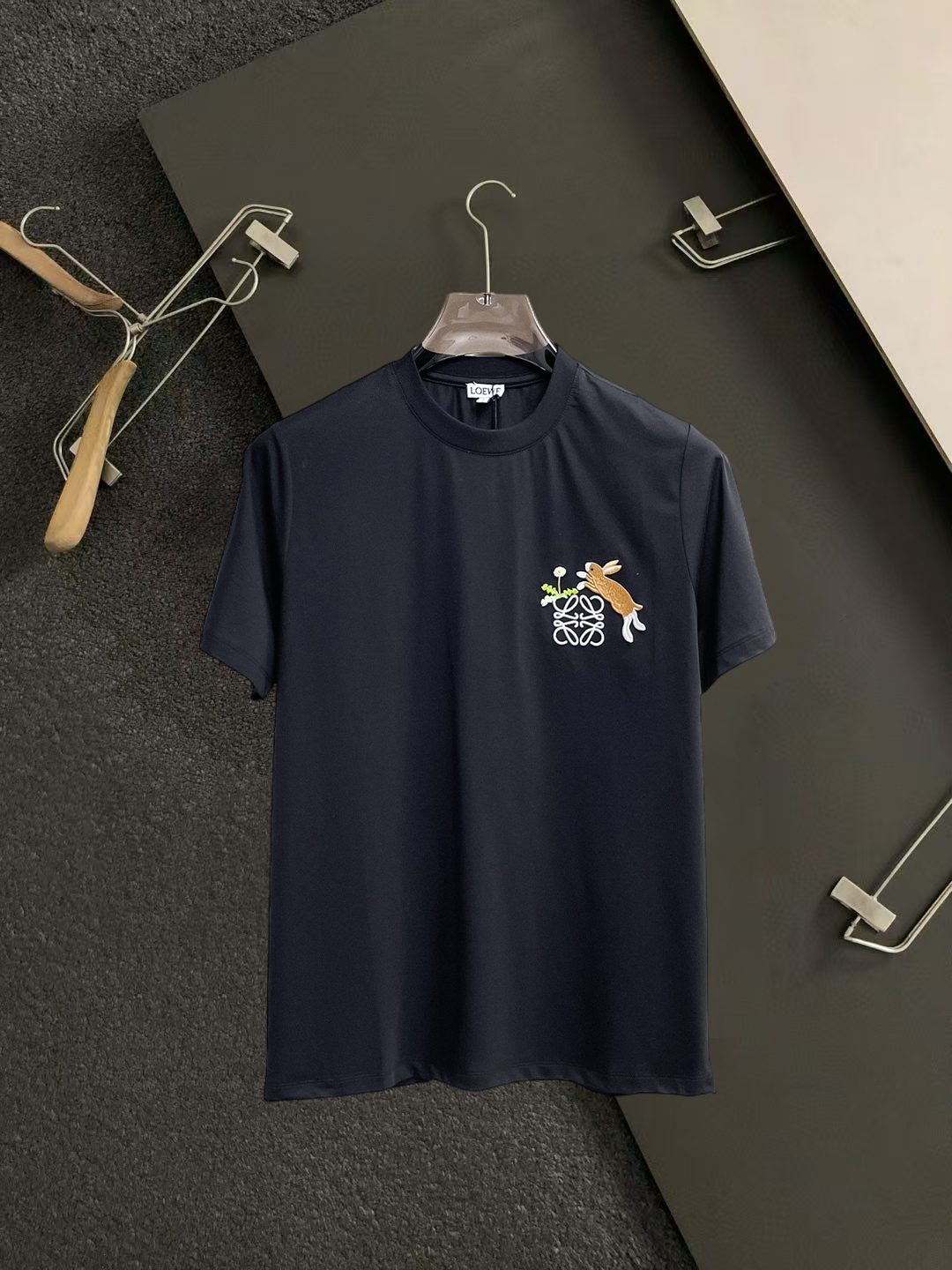 NO:931581,Luo Yiwei's top products 2026 spring and summer new debut counter, the latest short-sleeved round neck T-shirt, high-end customization, avant-garde and fashionable design!  The brand logo is designed with heavy craftsmanship. High-end customized 260g fabric. Soft to the touch. Comfortable to wear. Exquisite stitching at the counter level. Fine workmanship. The upper body effect is incomparably handsome!  A must-have item for a stylish man!  Size S-XXL,,loewe,T-shirt,tees,t-shirt,19860909罗意威 顶级货品2026春夏新款首发专柜最新款短袖圆领T恤 高端订制 设计前卫时尚！品牌logo重工艺设计 高端定制260克面料.手感柔软.穿着舒适.专柜级别精致车线.做工精细.上身效果无敌帅气！型男必备单品！码数S-XXL,,loewe,T-shirt,tees，t-shirt,,Men's clothing