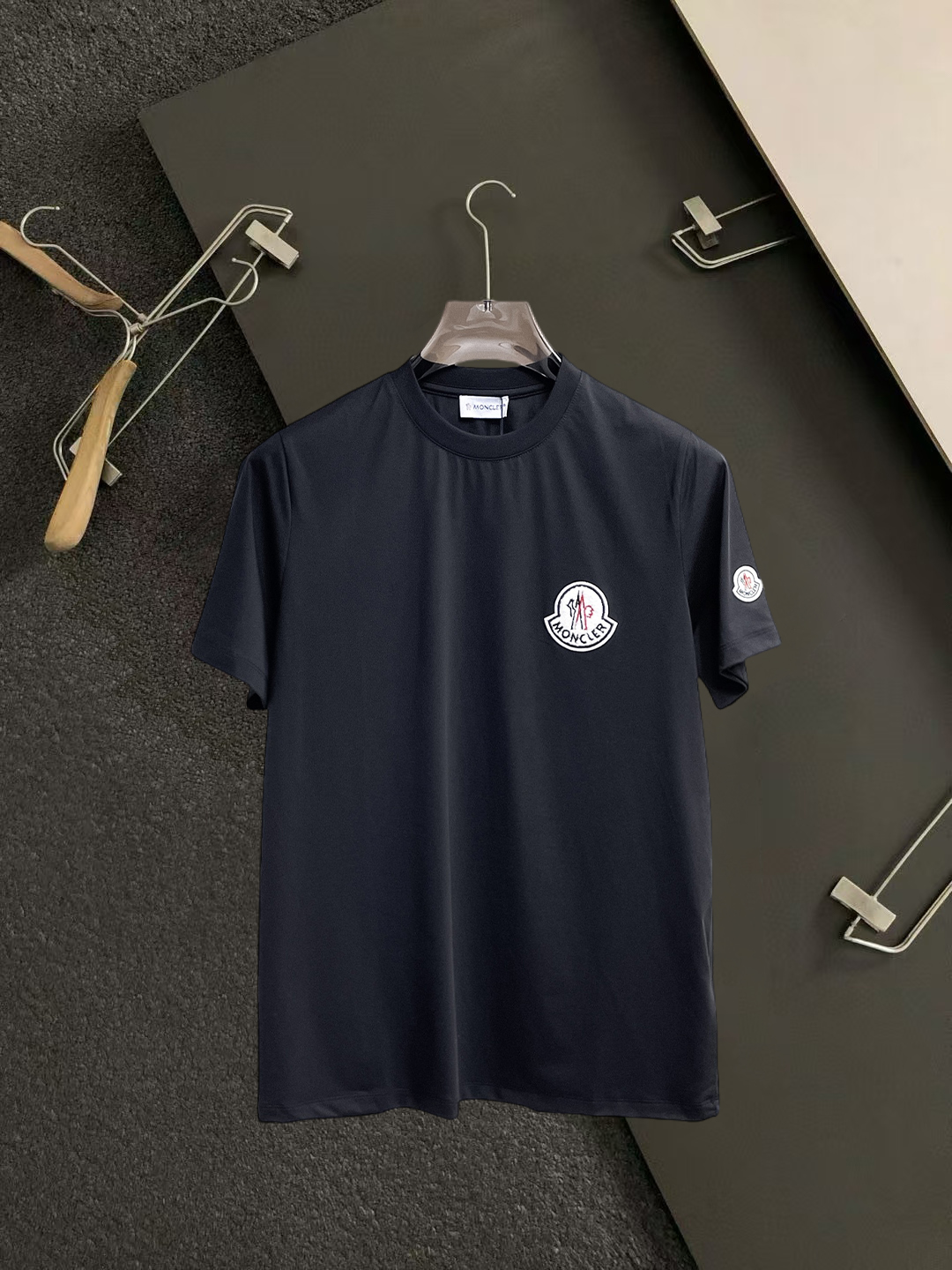 NO:931594,Mengkou's top products 2026 spring and summer new debut counter latest short-sleeved round neck T-shirt, high-end custom design, avant-garde and fashionable!  The brand logo is designed with heavy craftsmanship. High-end customized 260g fabric. Soft to the touch. Comfortable to wear. Exquisite stitching at the counter level. Fine workmanship. The upper body effect is incomparably handsome!  A must-have item for a stylish man!  Size S-XXL,,Moncler,T-shirt,tees,t-shirt,19860909蒙口 顶级货品2026春夏新款首发专柜最新款短袖圆领T恤 高端订制 设计前卫时尚！品牌logo重工艺设计 高端定制260克面料.手感柔软.穿着舒适.专柜级别精致车线.做工精细.上身效果无敌帅气！型男必备单品！码数S-XXL,,Moncler,T-shirt,tees，t-shirt,,Men's clothing