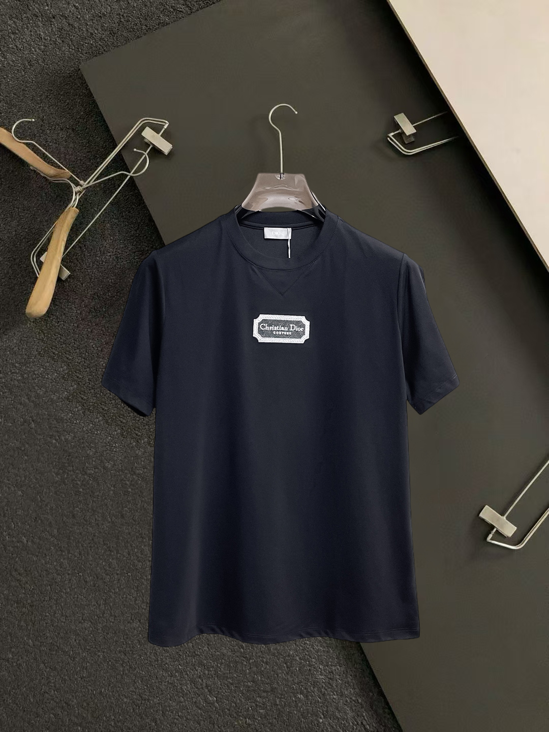 NO:931604,Dior's top product 2026 spring and summer new debut counter latest short-sleeved round neck T-shirt, high-end customization, avant-garde and fashionable design!  The brand logo is designed with heavy craftsmanship. High-end customized 260g fabric. Soft to the touch. Comfortable to wear. Exquisite stitching at the counter level. Fine workmanship. The upper body effect is incomparably handsome!  A must-have item for a stylish man!  Size S-XXL,,dior,T-shirt,tees,t-shirt,19860909迪奥 顶级货品2026春夏新款首发专柜最新款短袖圆领T恤 高端订制 设计前卫时尚！品牌logo重工艺设计 高端定制260克面料.手感柔软.穿着舒适.专柜级别精致车线.做工精细.上身效果无敌帅气！型男必备单品！码数S-XXL,,dior,T-shirt,tees，t-shirt,,Men's clothing